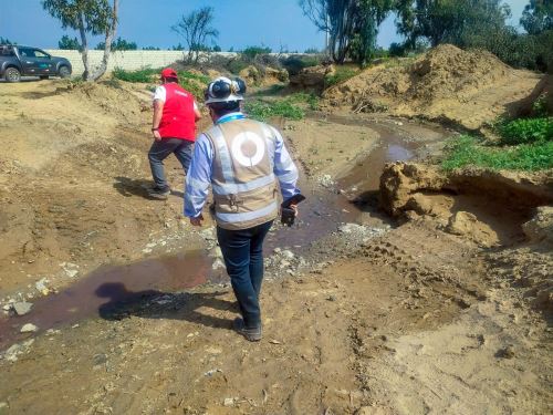 Supervisores del OEFA verificaron las acciones ejecutadas por Sedalib ante el desborde de aguas residuales tratadas de la PTAR El Tablazo en el distrito de Huanchaco, en Trujillo. ANDINA/Difusión