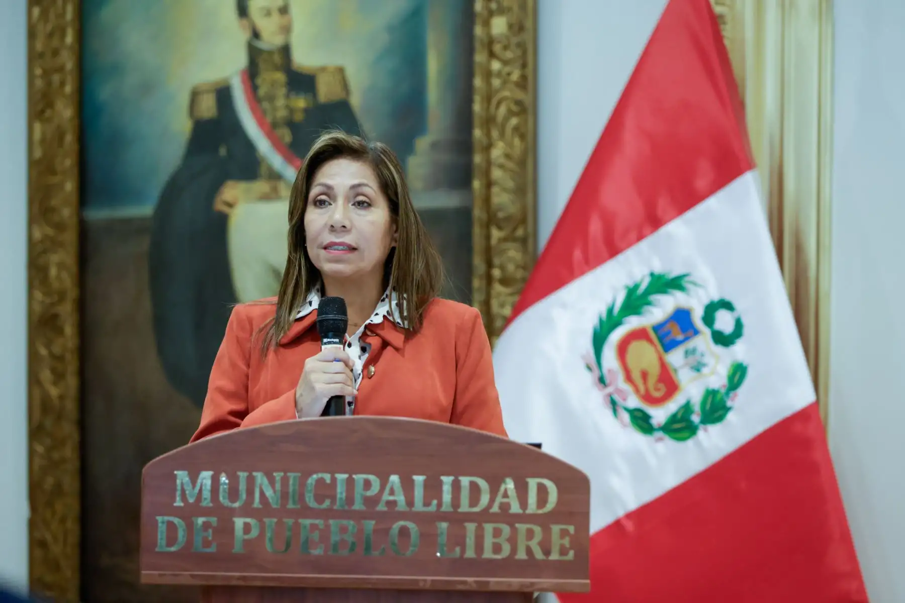 La exposición "El Peruano: 200 años preservando la memoria, narrando nuestra historia" inició su recorrido itinerante en Lima, teniendo como primer punto el distrito de Pueblo Libre. La muestra fue inaugurada por el director del diario, Félix Paz, y la alcaldesa Mónica Tello. La exposición visitará más distritos de la capital, llevando la memoria y el legado del Diario Oficial a nuevos espacios y públicos. Foto: ANDINA/Luis Iparraguirre