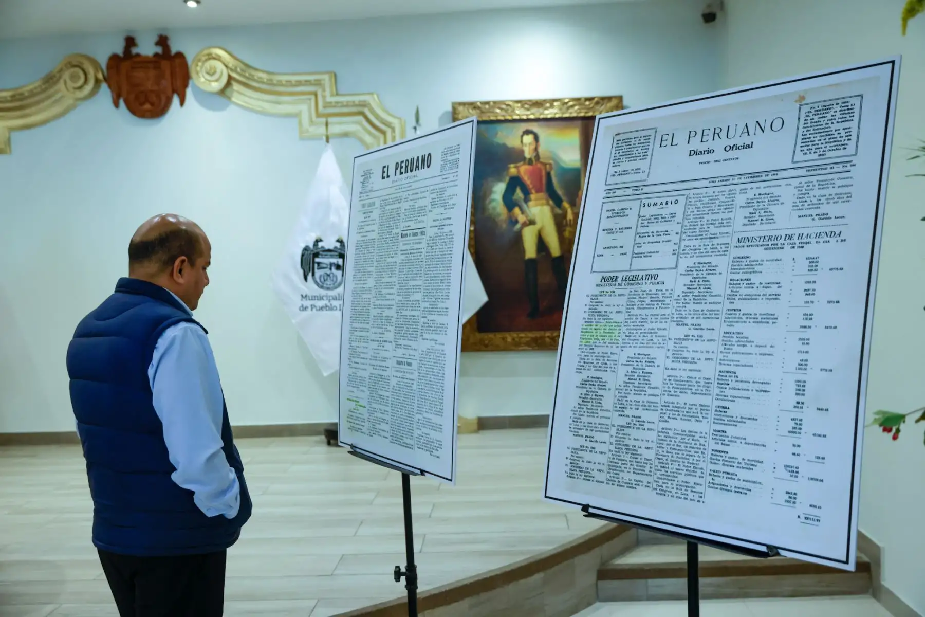 La exposición "El Peruano: 200 años preservando la memoria, narrando nuestra historia" inició su recorrido itinerante en Lima, teniendo como primer punto el distrito de Pueblo Libre. La muestra fue inaugurada por el director del diario, Félix Paz, y la alcaldesa Mónica Tello. La exposición visitará más distritos de la capital, llevando la memoria y el legado del Diario Oficial a nuevos espacios y públicos. Foto: ANDINA/Luis Iparraguirre