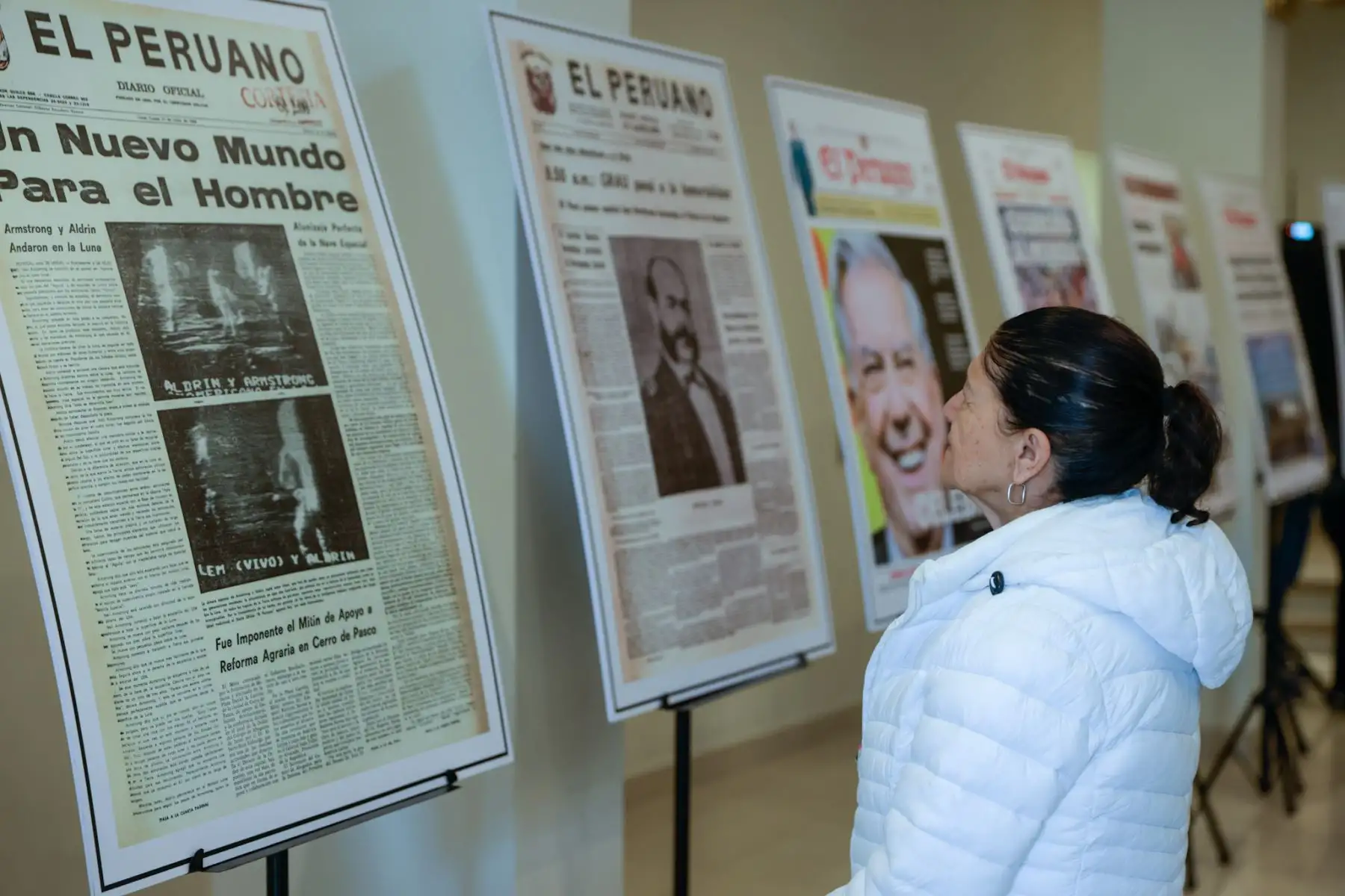 La exposición "El Peruano: 200 años preservando la memoria, narrando nuestra historia" inició su recorrido itinerante en Lima, teniendo como primer punto el distrito de Pueblo Libre. La muestra fue inaugurada por el director del diario, Félix Paz, y la alcaldesa Mónica Tello. La exposición visitará más distritos de la capital, llevando la memoria y el legado del Diario Oficial a nuevos espacios y públicos. Foto: ANDINA/Luis Iparraguirre