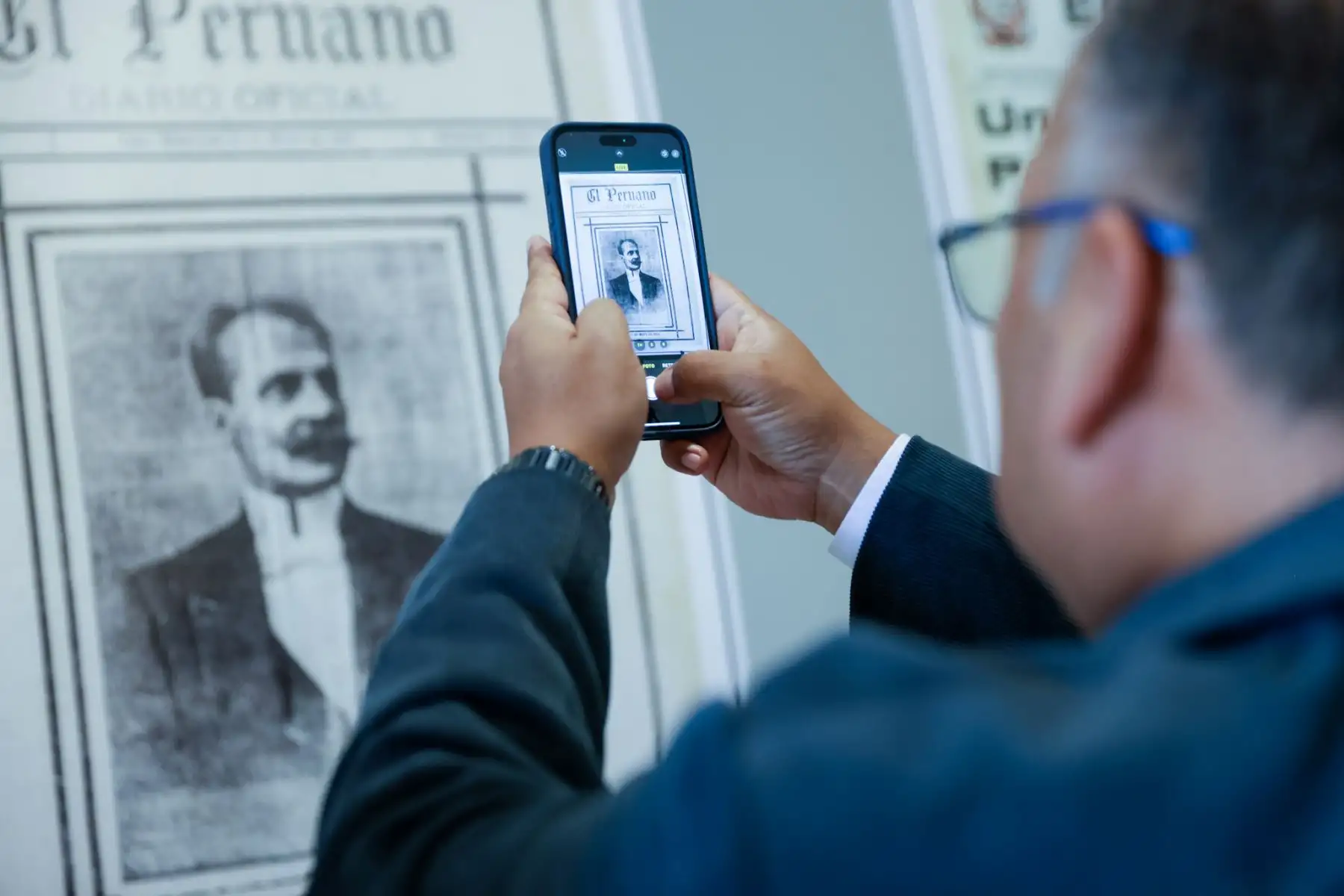 La exposición "El Peruano: 200 años preservando la memoria, narrando nuestra historia" inició su recorrido itinerante en Lima, teniendo como primer punto el distrito de Pueblo Libre. La muestra fue inaugurada por el director del diario, Félix Paz, y la alcaldesa Mónica Tello. La exposición visitará más distritos de la capital, llevando la memoria y el legado del Diario Oficial a nuevos espacios y públicos. Foto: ANDINA/Luis Iparraguirre