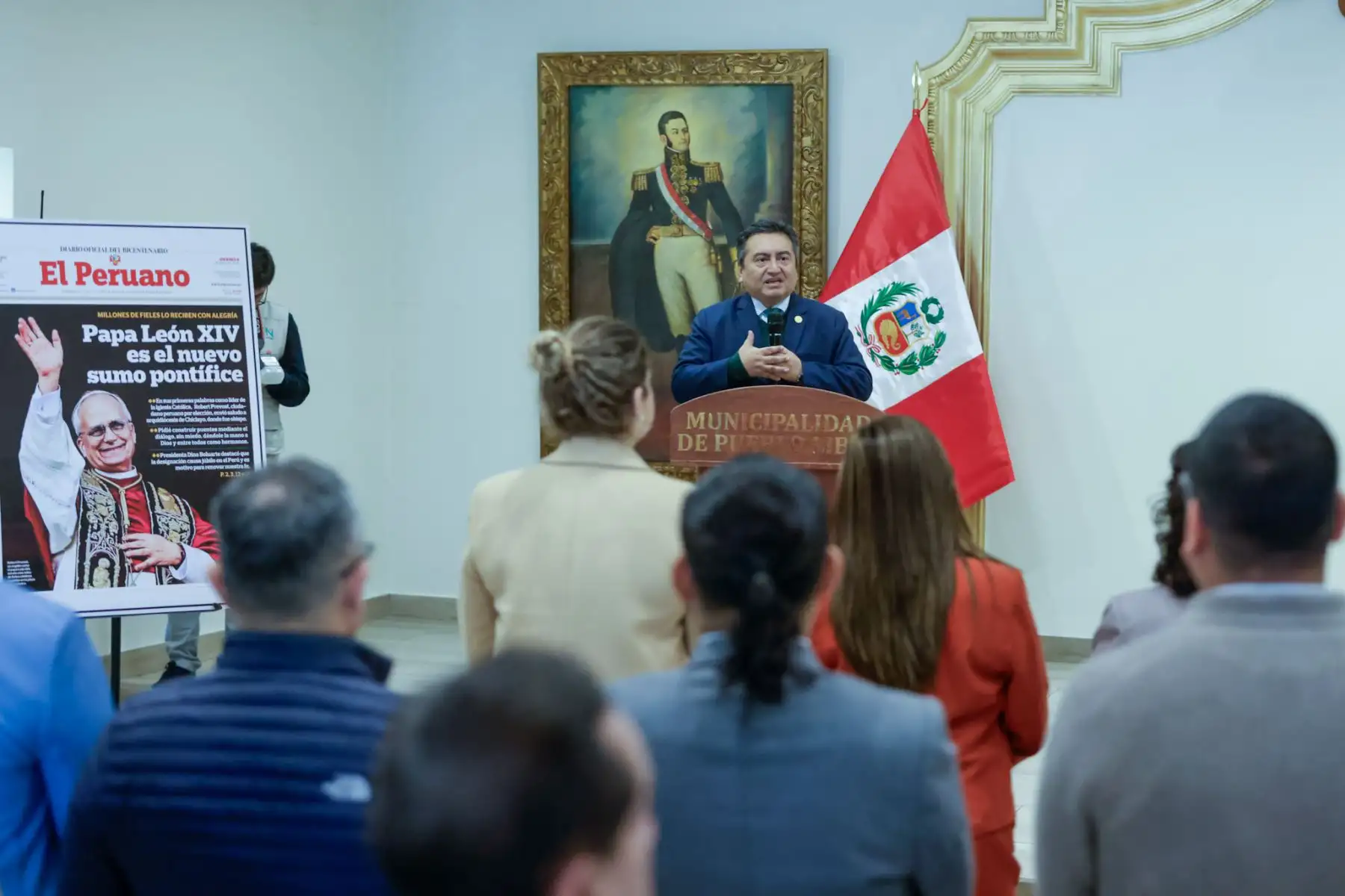 La exposición "El Peruano: 200 años preservando la memoria, narrando nuestra historia" inició su recorrido itinerante en Lima, teniendo como primer punto el distrito de Pueblo Libre. La muestra fue inaugurada por el director del diario, Félix Paz, y la alcaldesa Mónica Tello. La exposición visitará más distritos de la capital, llevando la memoria y el legado del Diario Oficial a nuevos espacios y públicos. Foto: ANDINA/Luis Iparraguirre