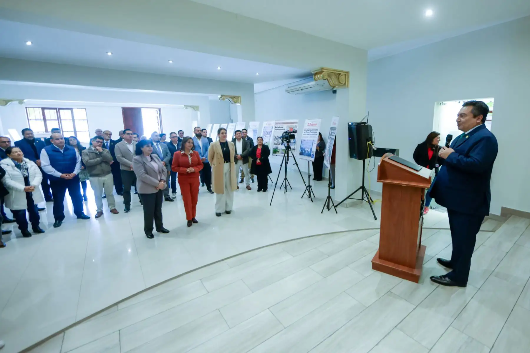 La exposición "El Peruano: 200 años preservando la memoria, narrando nuestra historia" inició su recorrido itinerante en Lima, teniendo como primer punto el distrito de Pueblo Libre. La muestra fue inaugurada por el director del diario, Félix Paz, y la alcaldesa Mónica Tello. La exposición visitará más distritos de la capital, llevando la memoria y el legado del Diario Oficial a nuevos espacios y públicos. Foto: ANDINA/Luis Iparraguirre