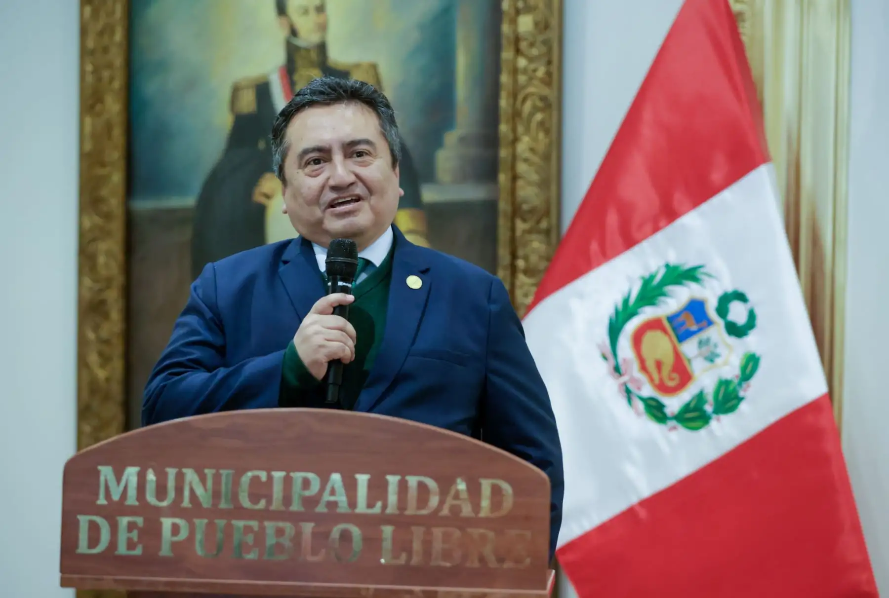 La exposición "El Peruano: 200 años preservando la memoria, narrando nuestra historia" inició su recorrido itinerante en Lima, teniendo como primer punto el distrito de Pueblo Libre. La muestra fue inaugurada por el director del diario, Félix Paz, y la alcaldesa Mónica Tello. La exposición visitará más distritos de la capital, llevando la memoria y el legado del Diario Oficial a nuevos espacios y públicos. Foto: ANDINA/Luis Iparraguirre