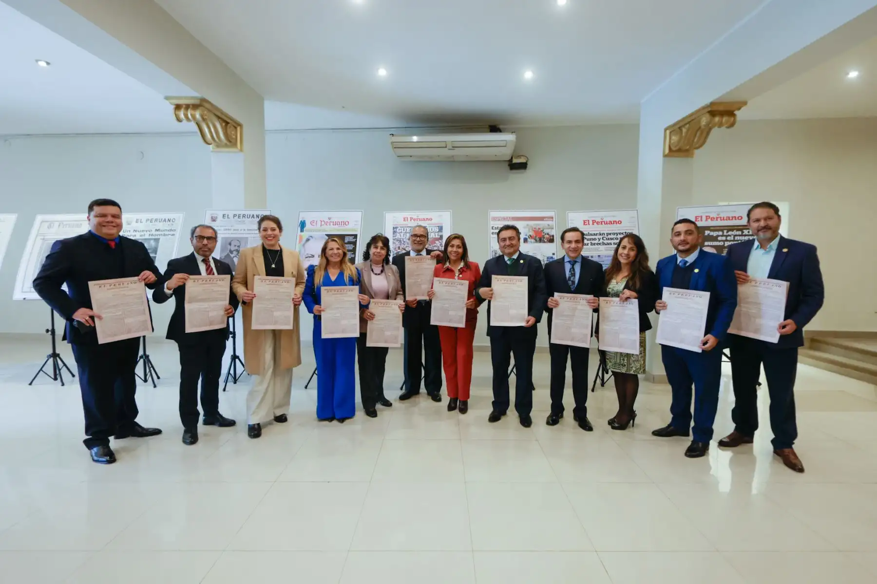 La exposición "El Peruano: 200 años preservando la memoria, narrando nuestra historia" inició su recorrido itinerante en Lima, teniendo como primer punto el distrito de Pueblo Libre. La muestra fue inaugurada por el director del diario, Félix Paz, y la alcaldesa Mónica Tello. La exposición visitará más distritos de la capital, llevando la memoria y el legado del Diario Oficial a nuevos espacios y públicos. Foto: ANDINA/Luis Iparraguirre