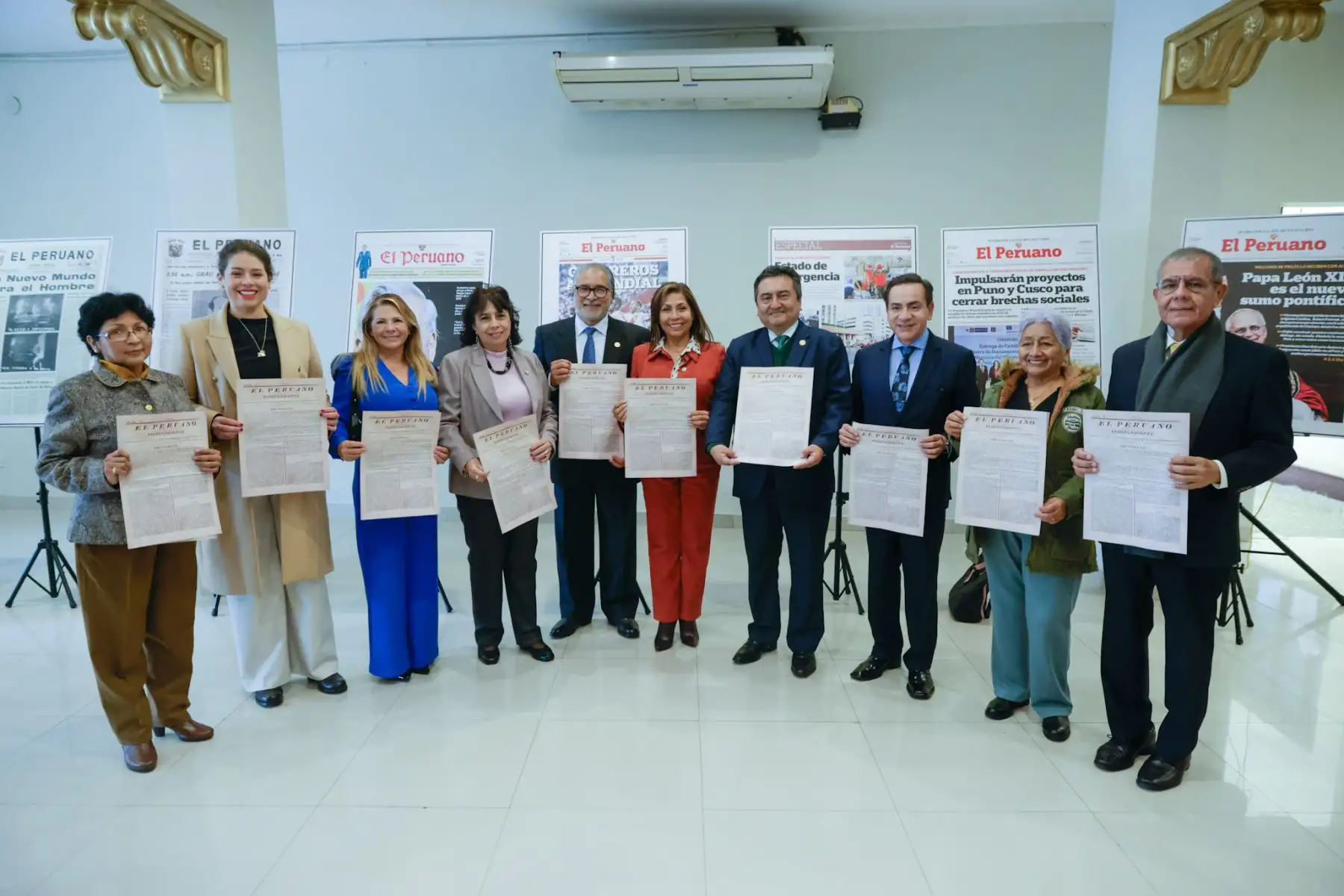 La exposición "El Peruano: 200 años preservando la memoria, narrando nuestra historia" inició su recorrido itinerante en Lima, teniendo como primer punto el distrito de Pueblo Libre. La muestra fue inaugurada por el director del diario, Félix Paz, y la alcaldesa Mónica Tello. La exposición visitará más distritos de la capital, llevando la memoria y el legado del Diario Oficial a nuevos espacios y públicos. Foto: ANDINA/Luis Iparraguirre