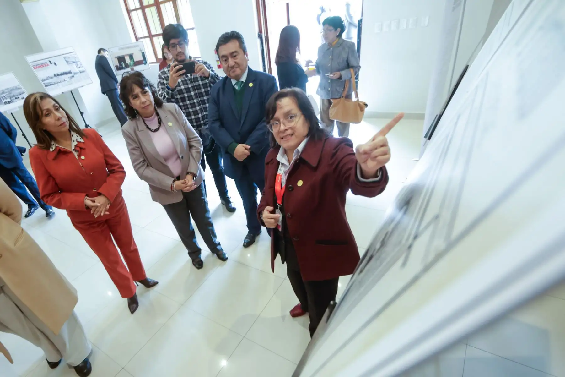 La exposición "El Peruano: 200 años preservando la memoria, narrando nuestra historia" inició su recorrido itinerante en Lima, teniendo como primer punto el distrito de Pueblo Libre. La muestra fue inaugurada por el director del diario, Félix Paz, y la alcaldesa Mónica Tello. La exposición visitará más distritos de la capital, llevando la memoria y el legado del Diario Oficial a nuevos espacios y públicos. Foto: ANDINA/Luis Iparraguirre