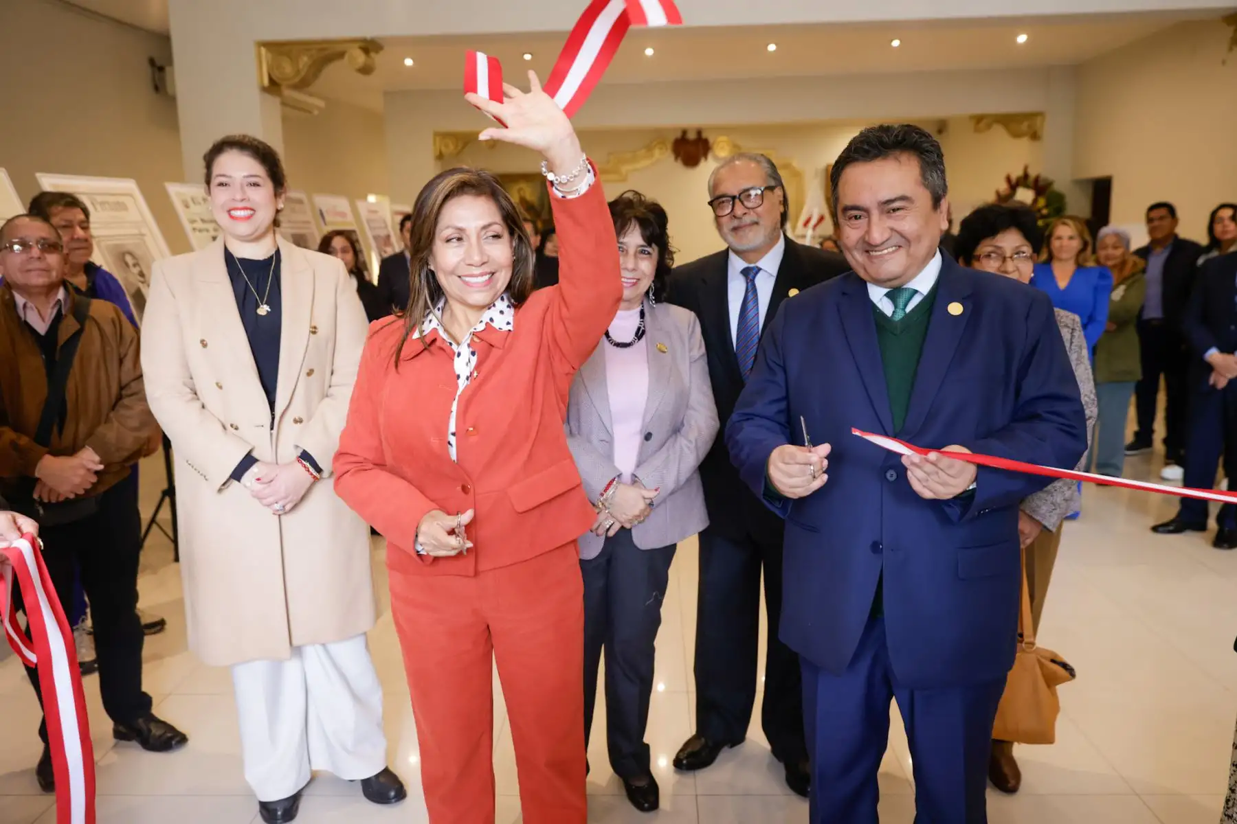 La exposición "El Peruano: 200 años preservando la memoria, narrando nuestra historia" inició su recorrido itinerante en Lima, teniendo como primer punto el distrito de Pueblo Libre. La muestra fue inaugurada por el director del diario, Félix Paz, y la alcaldesa Mónica Tello. La exposición visitará más distritos de la capital, llevando la memoria y el legado del Diario Oficial a nuevos espacios y públicos. Foto: ANDINA/Luis Iparraguirre