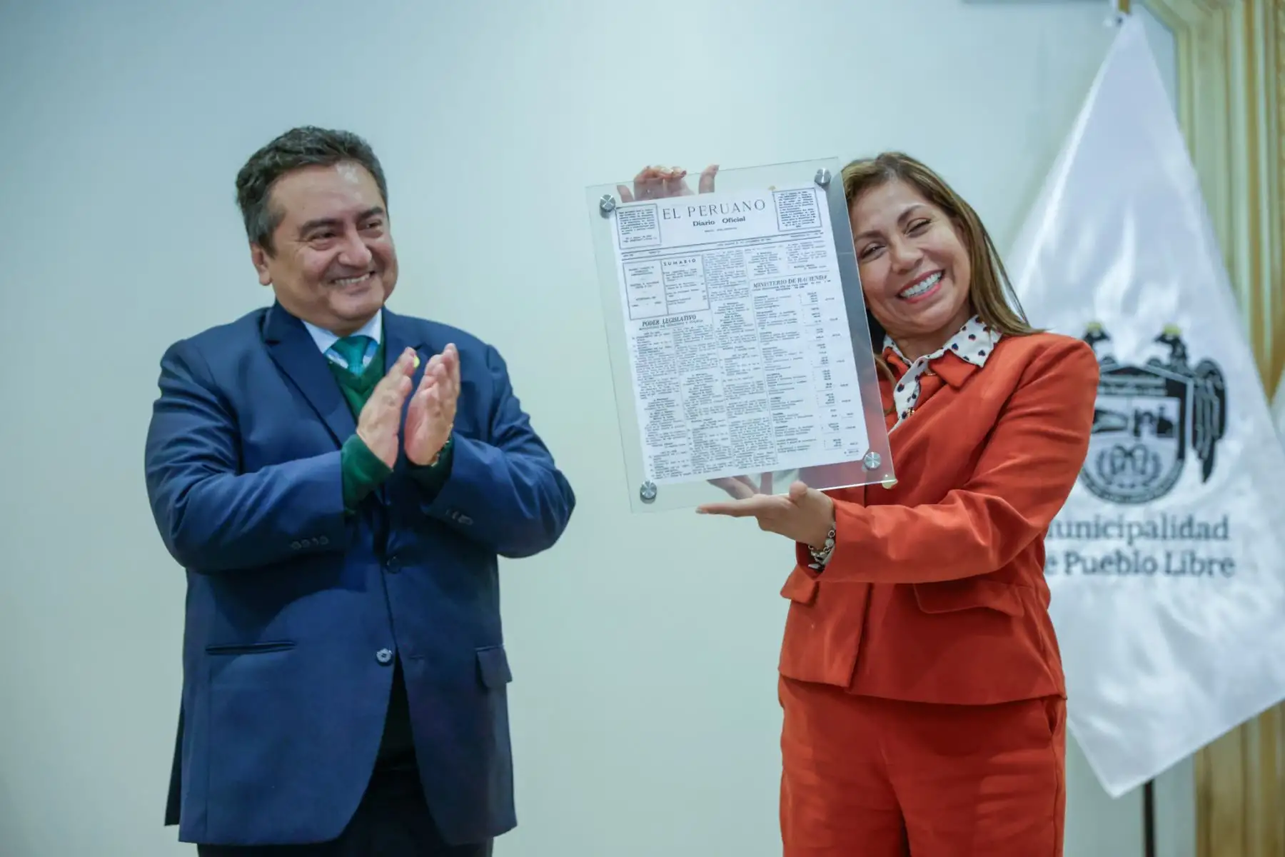 La exposición "El Peruano: 200 años preservando la memoria, narrando nuestra historia" inició su recorrido itinerante en Lima, teniendo como primer punto el distrito de Pueblo Libre. La muestra fue inaugurada por el director del diario, Félix Paz, y la alcaldesa Mónica Tello. La exposición visitará más distritos de la capital, llevando la memoria y el legado del Diario Oficial a nuevos espacios y públicos. Foto: ANDINA/Luis Iparraguirre