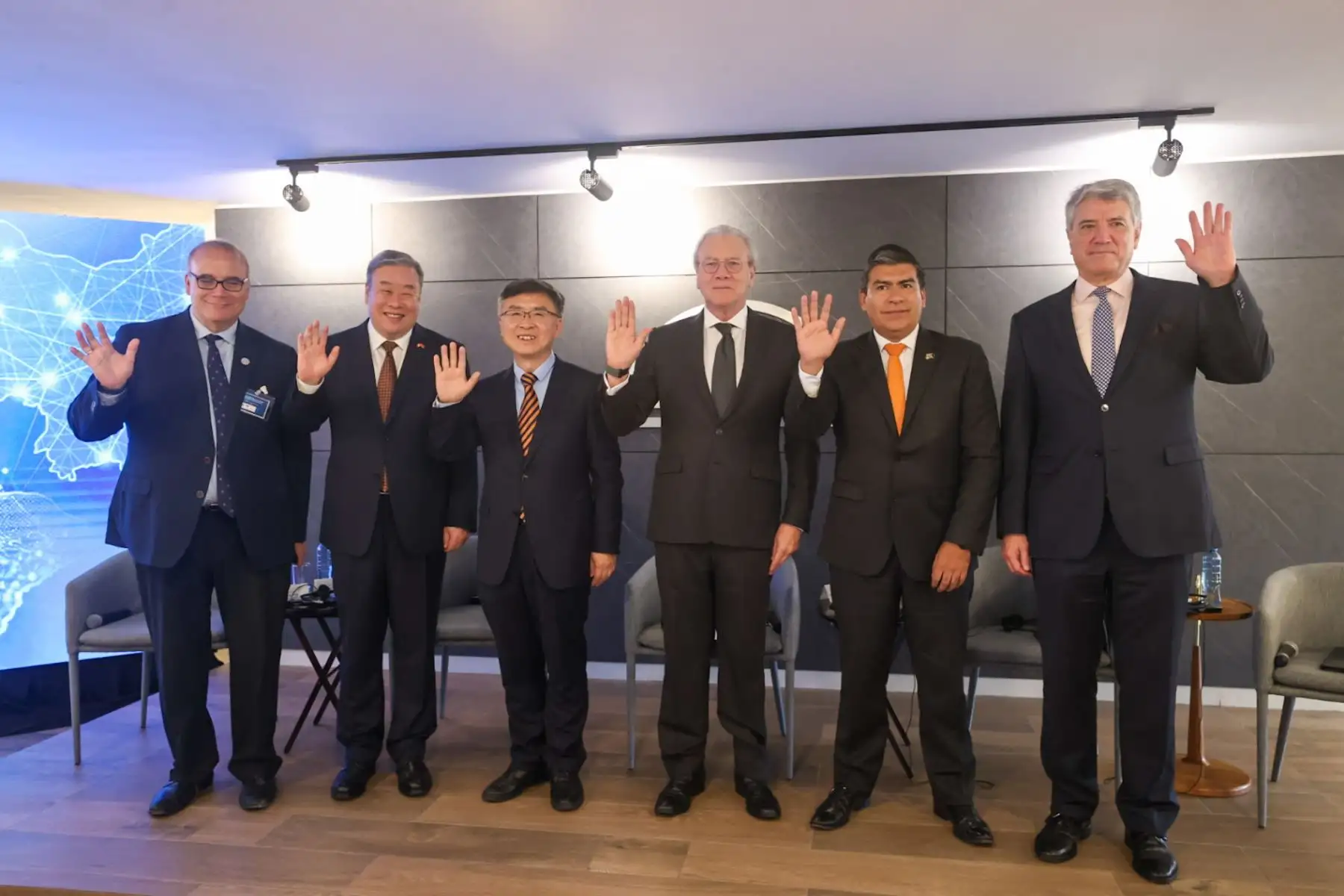 El embajador Gonzalo Gutiérrez, el embajador de China en el Perú, Song Yang, Zhao Rui, vicepresidente de la CASS, el embajador Clarems Endara y el embajador Jorge Félix Rubio, participaron del Foro: Desarrollo de América Latina y el Caribe con China.

Foto:ANDINA/Juan Carlos Guzmán Negrini