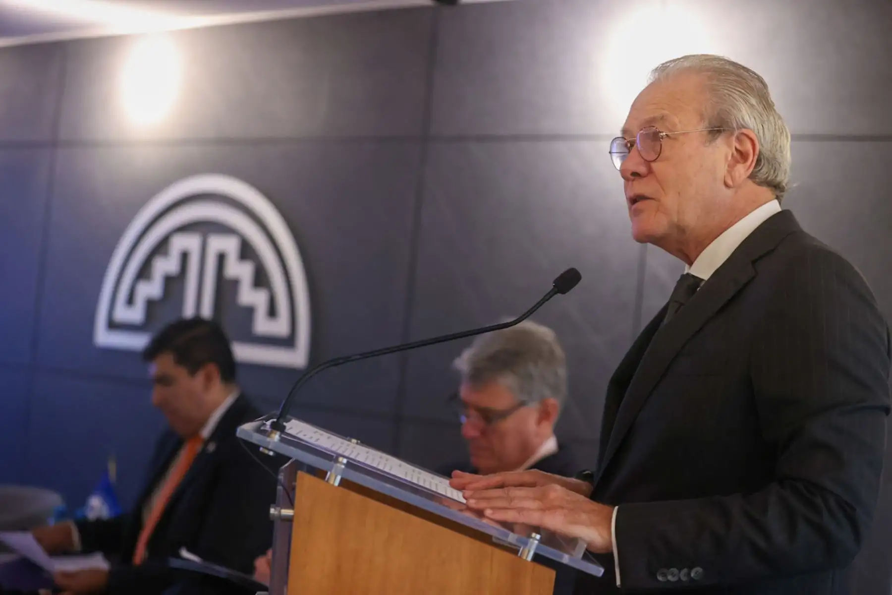El embajador Gonzalo Gutiérrez, el embajador de China en el Perú, Song Yang, Zhao Rui, vicepresidente de la CASS, el embajador Clarems Endara y el embajador Jorge Félix Rubio, participaron del Foro: Desarrollo de América Latina y el Caribe con China.

Foto:ANDINA/Juan Carlos Guzmán Negrini