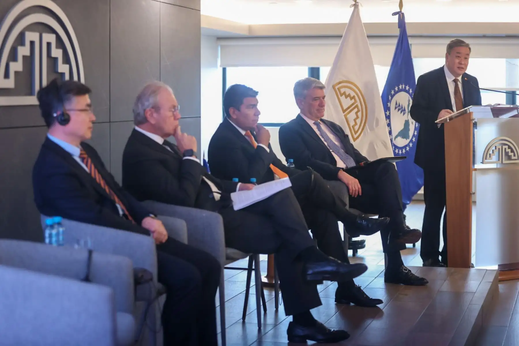 El embajador Gonzalo Gutiérrez, el embajador de China en el Perú, Song Yang, Zhao Rui, vicepresidente de la CASS, el embajador Clarems Endara y el embajador Jorge Félix Rubio, participaron del Foro: Desarrollo de América Latina y el Caribe con China.

Foto:ANDINA/Juan Carlos Guzmán Negrini