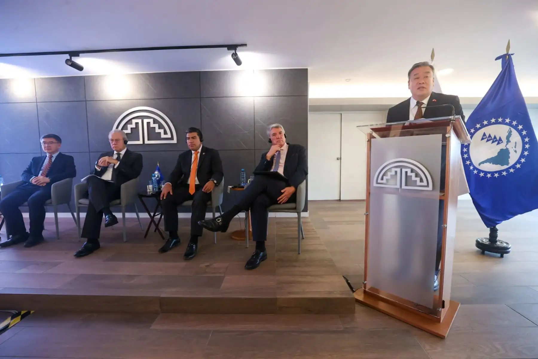 El embajador de China en el Perú, Song Yang, expone durante el Foro: Desarrollo de América Latina y el Caribe con China.

Foto:ANDINA/Juan Carlos Guzmán Negrini