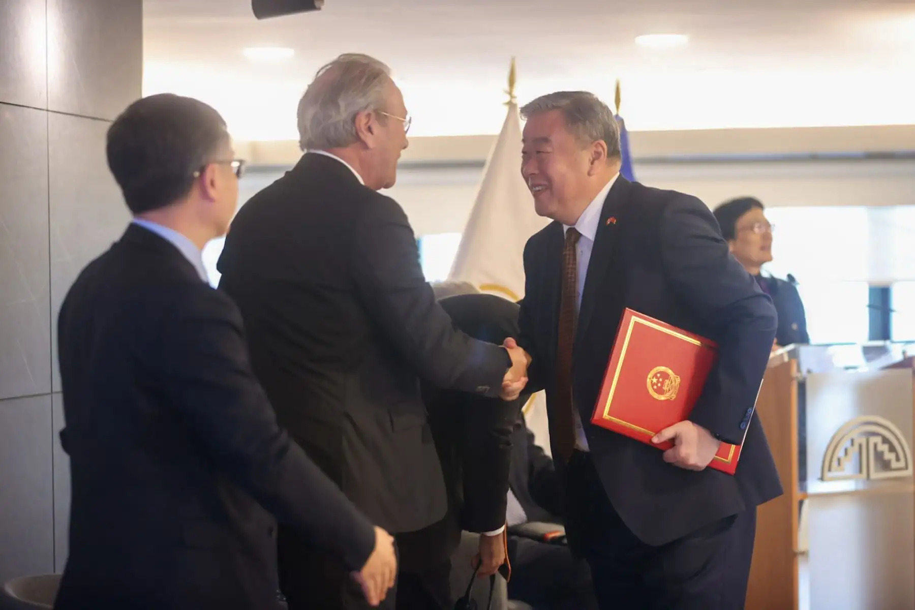 El embajador Gonzalo Gutiérrez saluda al embajador de China en el Perú, Song Yang en el marco del Foro: Desarrollo de América Latina y el Caribe con China.

Foto:ANDINA/Juan Carlos Guzmán Negrini