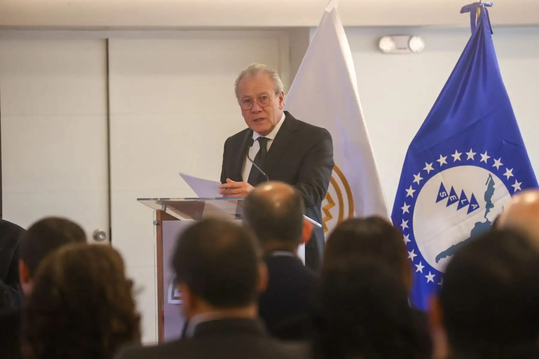 El embajador Gonzalo Gutiérrez, el embajador de China en el Perú, Song Yang, Zhao Rui, vicepresidente de la CASS, el embajador Clarems Endara y el embajador Jorge Félix Rubio, participaron del Foro: Desarrollo de América Latina y el Caribe con China.

Foto:ANDINA/Juan Carlos Guzmán Negrini