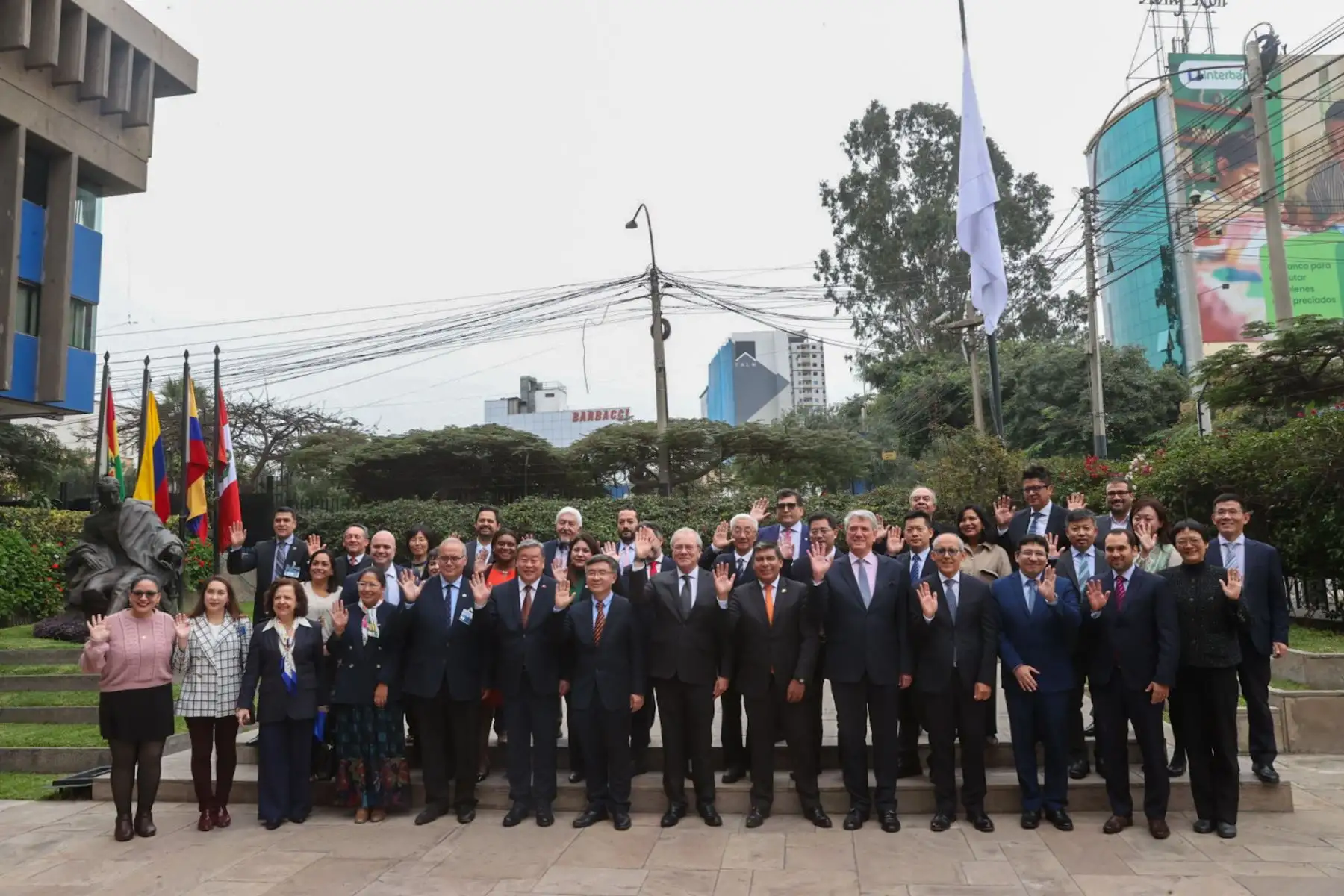 El embajador Gonzalo Gutiérrez, el embajador de China en el Perú, Song Yang, Zhao Rui, vicepresidente de la CASS, el embajador Clarems Endara y el embajador Jorge Félix Rubio, participaron del Foro: Desarrollo de América Latina y el Caribe con China.

Foto:ANDINA/Juan Carlos Guzmán Negrini