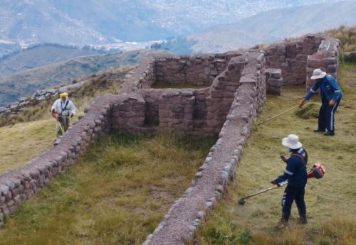 Trabajadores de la Dirección de Cultura de Cusco realizaron una campaña  de limpieza en recintos y caminos prehispánicos en el apu Huanacaure. ANDINA/Difusión