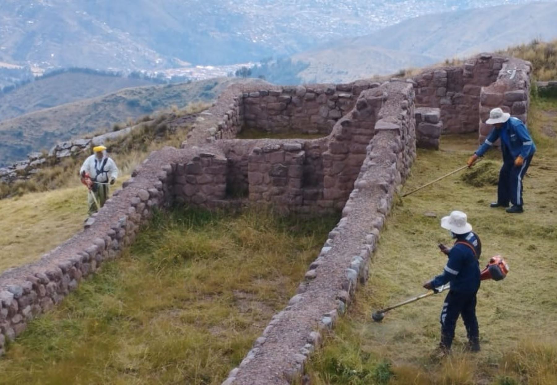 Trabajadores de la Dirección de Cultura de Cusco realizaron una campaña  de limpieza en recintos y caminos prehispánicos en el apu Huanacaure. ANDINA/Difusión