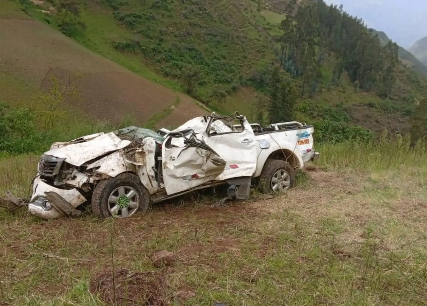 Todos los ocupantes de la camioneta fallecieron tras la caída de este vehículo a un abismo en el distrito de Marcabal, en la sierra de la región La Libertad. ANDINA/Difusión