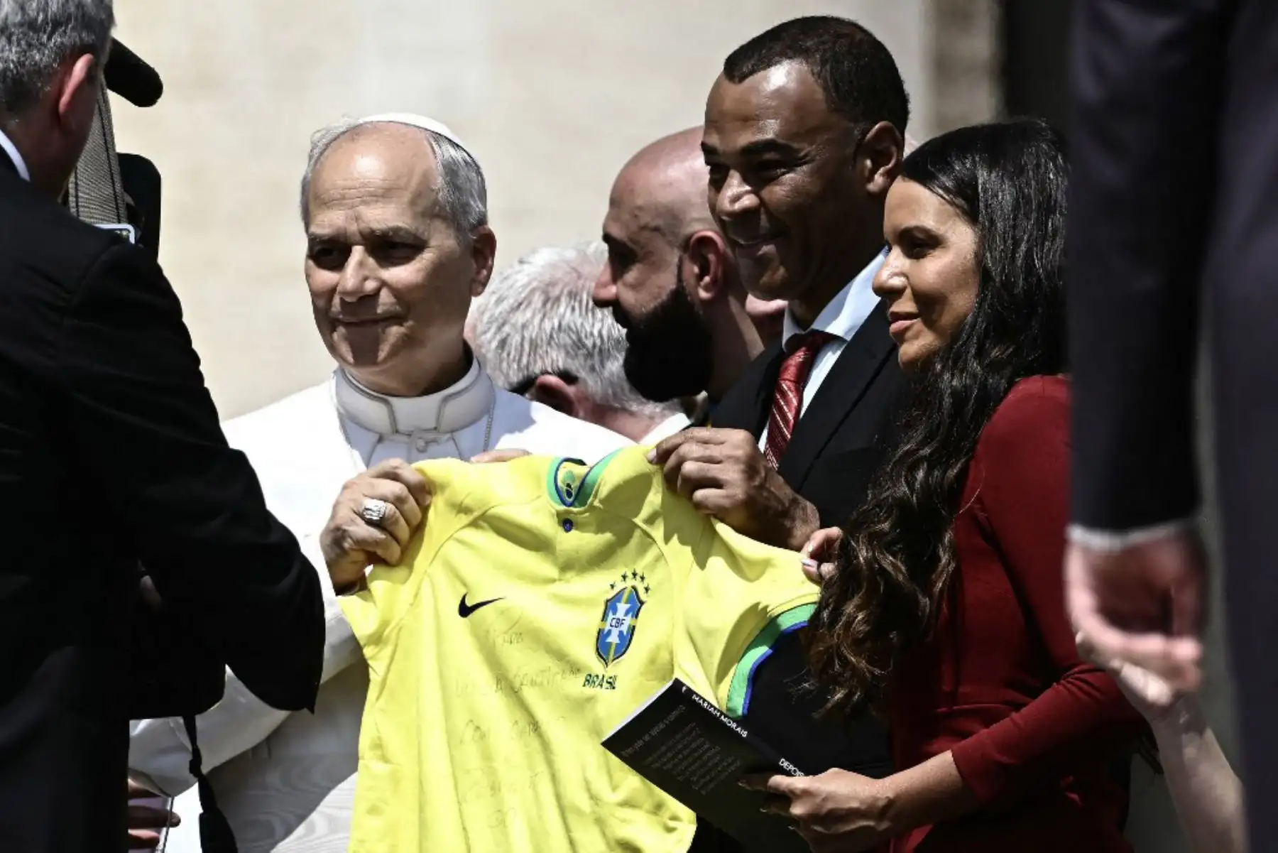El exfutbolista brasileño Cafú y el Papa León XIV posan para una foto sosteniendo una camiseta de la selección de fútbol de Brasil durante la audiencia general semanal en la Plaza de San Pedro en el Vaticano el 11 de junio de 2025. Foto: AFP