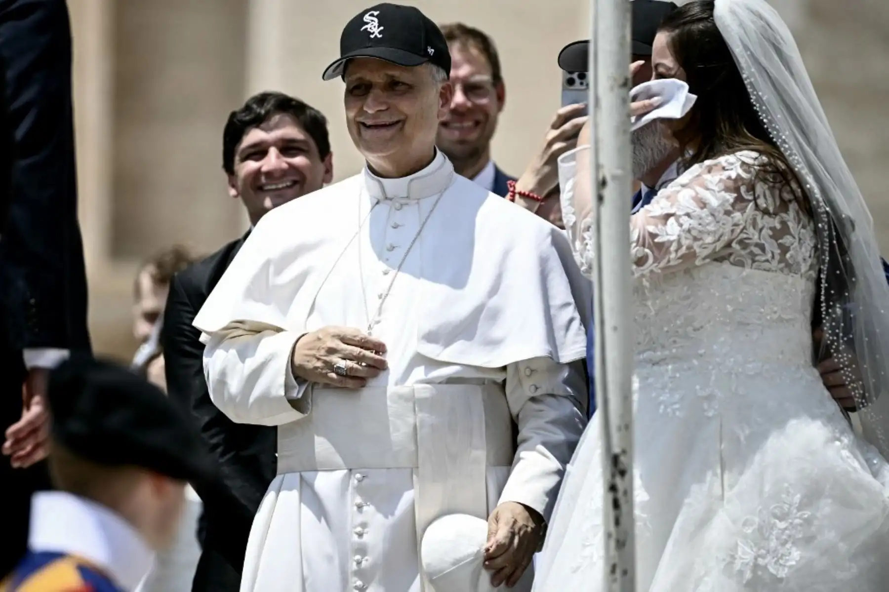 El Papa León XIV se coloca una gorra del equipo de béisbol de los Chicago White Sox mientras se encuentra con parejas de recién casados ​​durante la audiencia general semanal en la Plaza de San Pedro en el Vaticano el 11 de junio de 2025. Foto: AFP