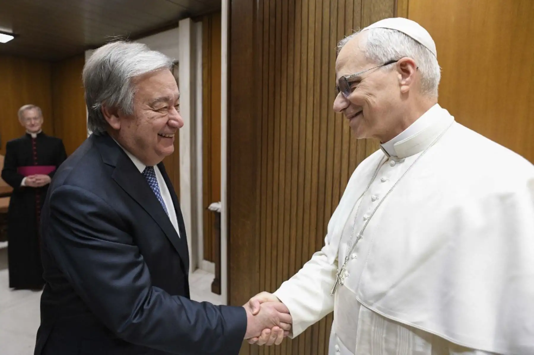 El Papa León XIV estrecha la mano del Secretario General de las Naciones Unidas, Antonio Guterres, durante una visita privada al Vaticano el 11 de junio de 2025. Foto: VATICAN MEDIA / AFP