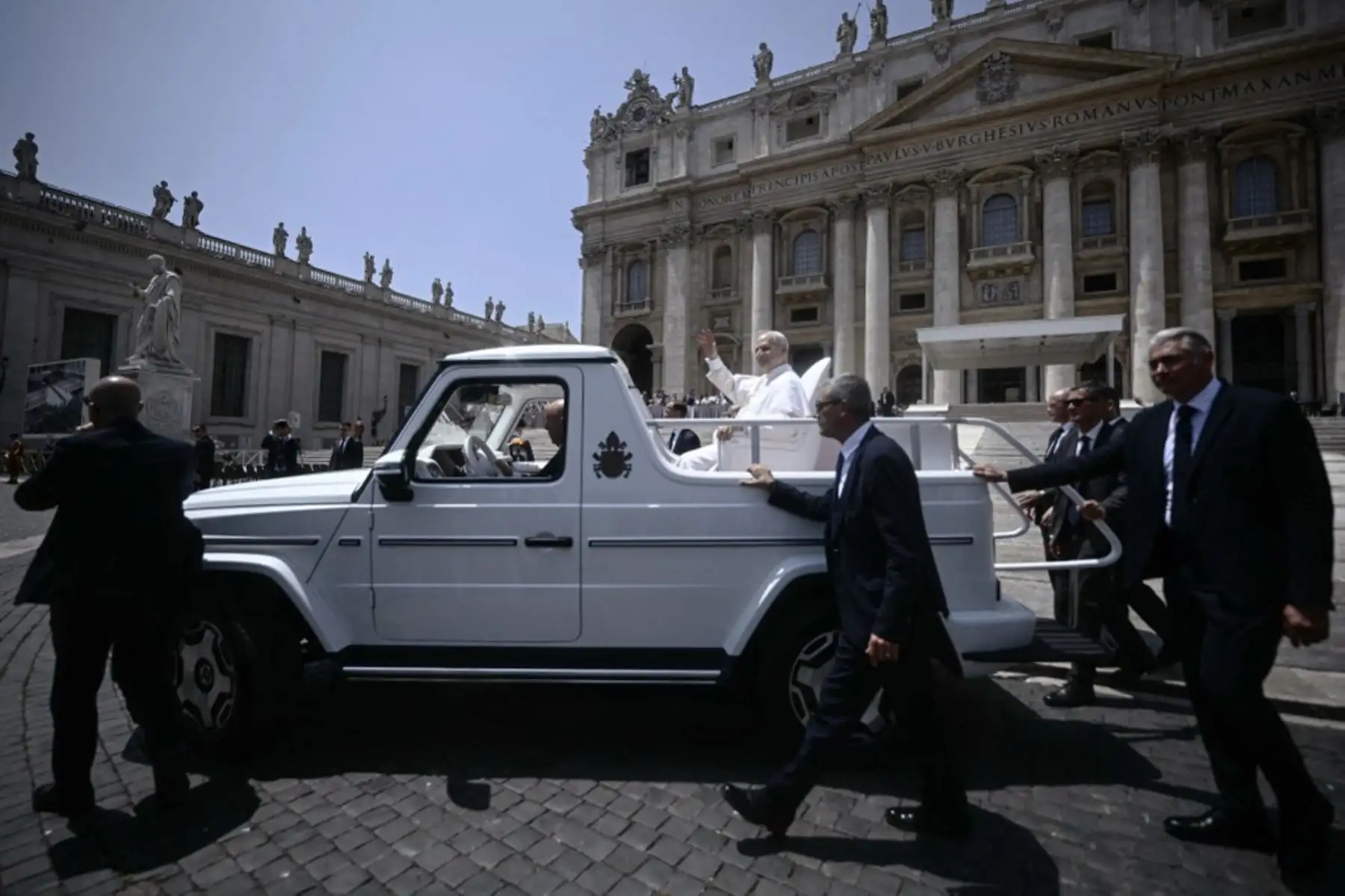 El Papa León XIV saluda a la multitud mientras sale en el papamóvil al final de la audiencia general semanal en la Plaza de San Pedro en el Vaticano el 11 de junio de 2025. Foto: AFP