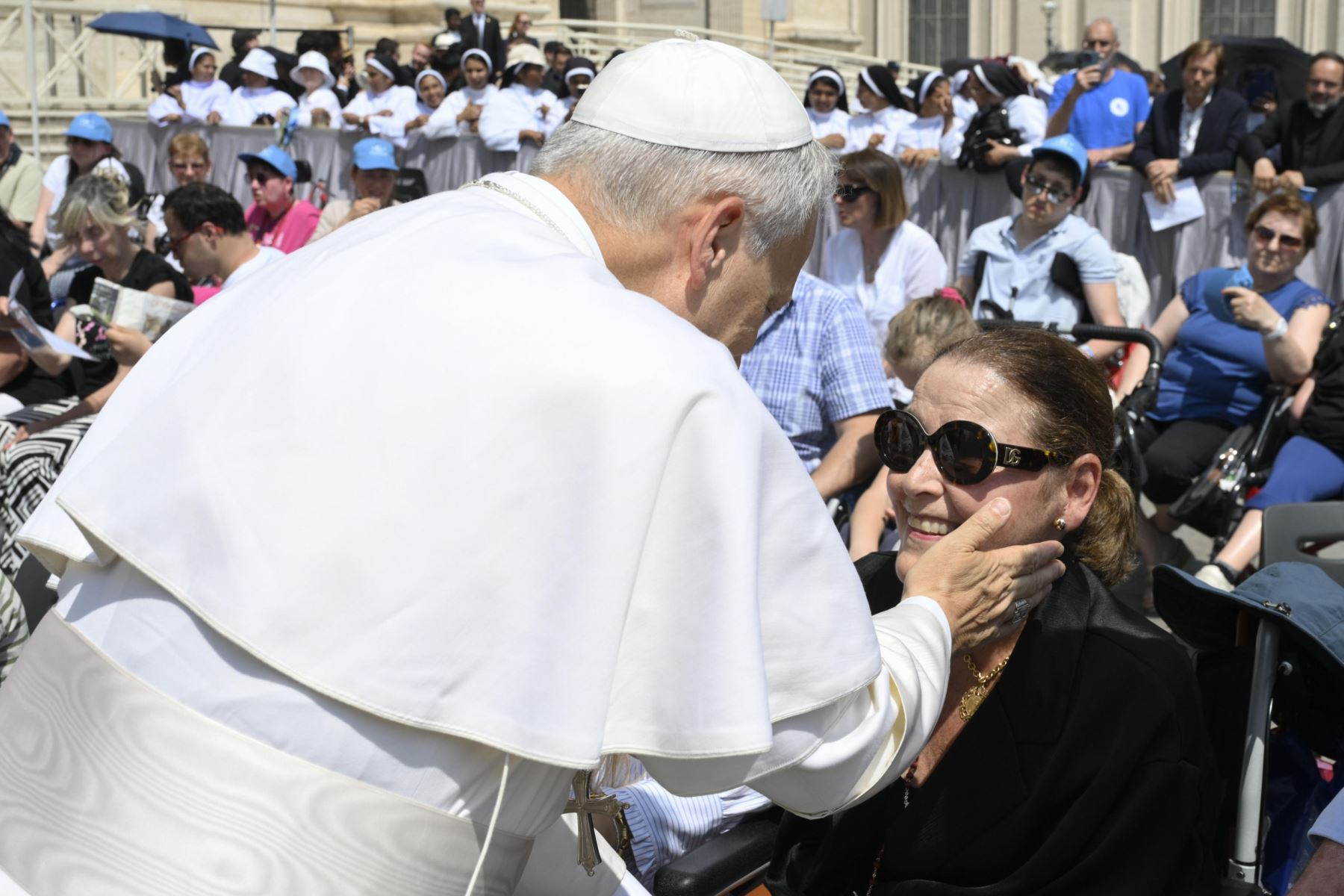 El Papa León XIV bendice a una fiel católica durante la audiencia general semanal realizada en la Plaza de San Pedro, Ciudad del Vaticano, el 11 de junio de 2025. Foto: VATICAN MEDIA / EFE
