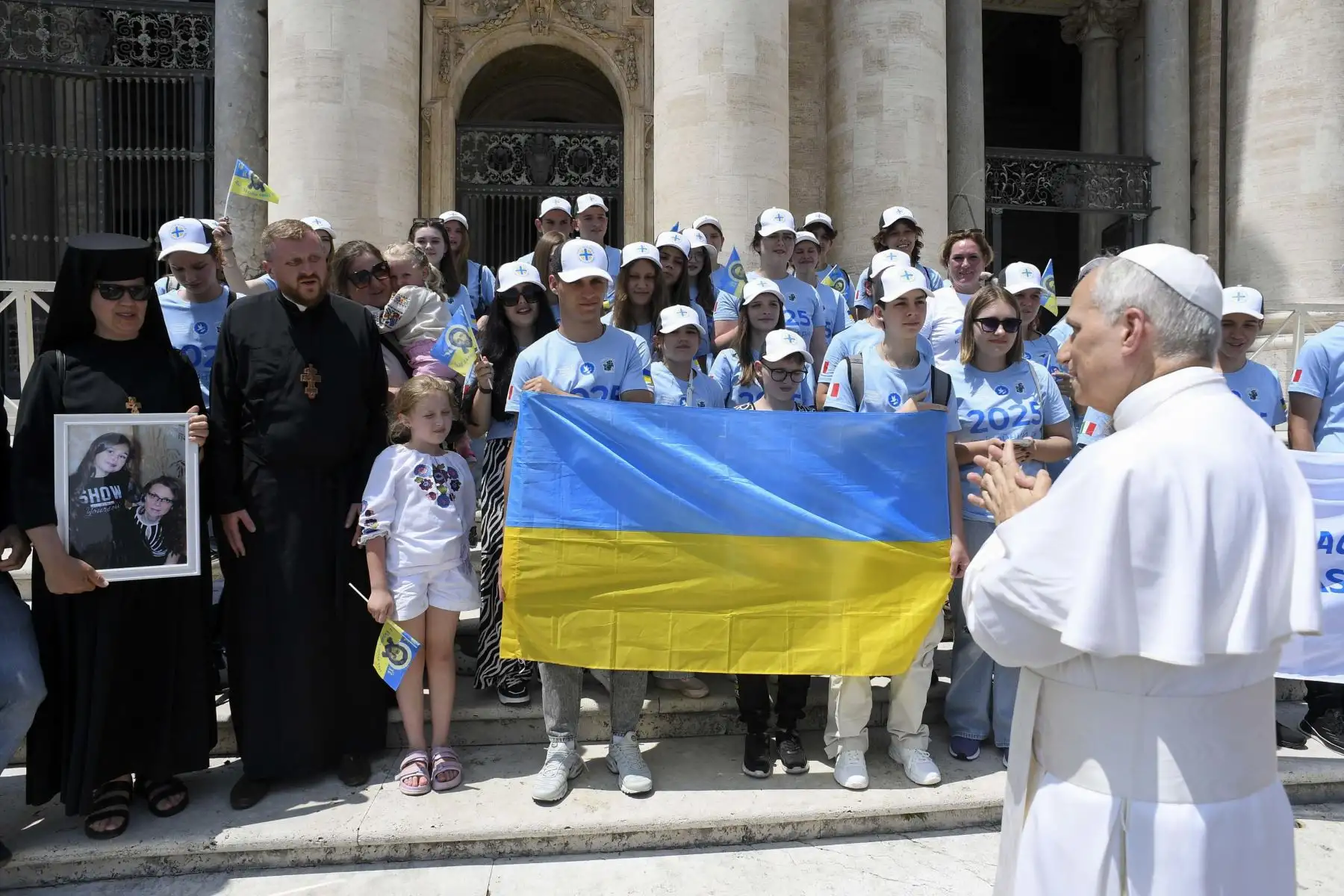El Papa León XIV con fieles católicos de Ucrania durante la audiencia general semanal realizada en la Plaza de San Pedro, Ciudad del Vaticano, el 11 de junio de 2025. Foto: VATICAN MEDIA / EFE