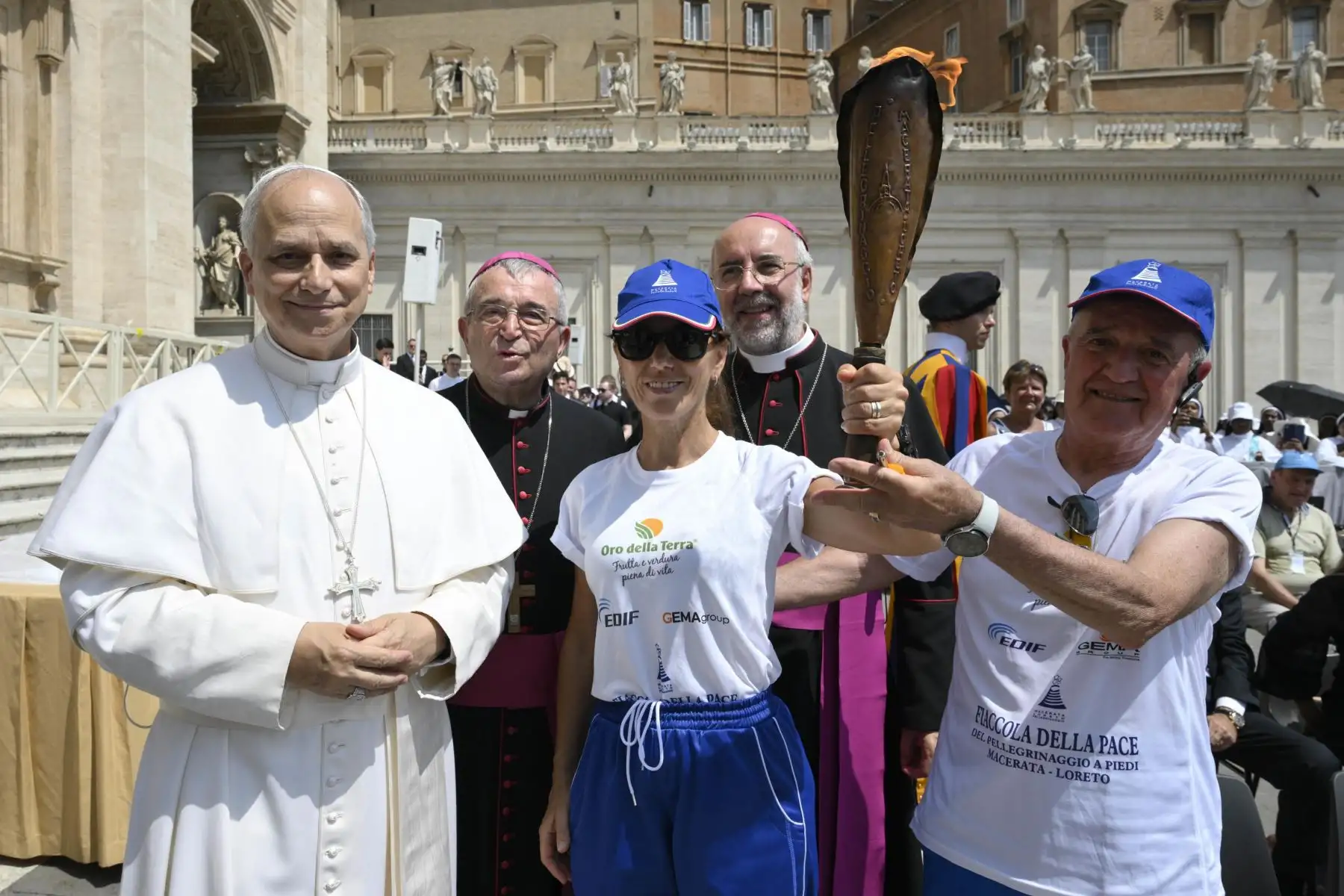 El Papa León XIV se reunió con diversas congregaciones de creyentes católicos durante la audiencia general semanal realizada en la Plaza de San Pedro, Ciudad del Vaticano, el 11 de junio de 2025. Foto: VATICAN MEDIA / EFE