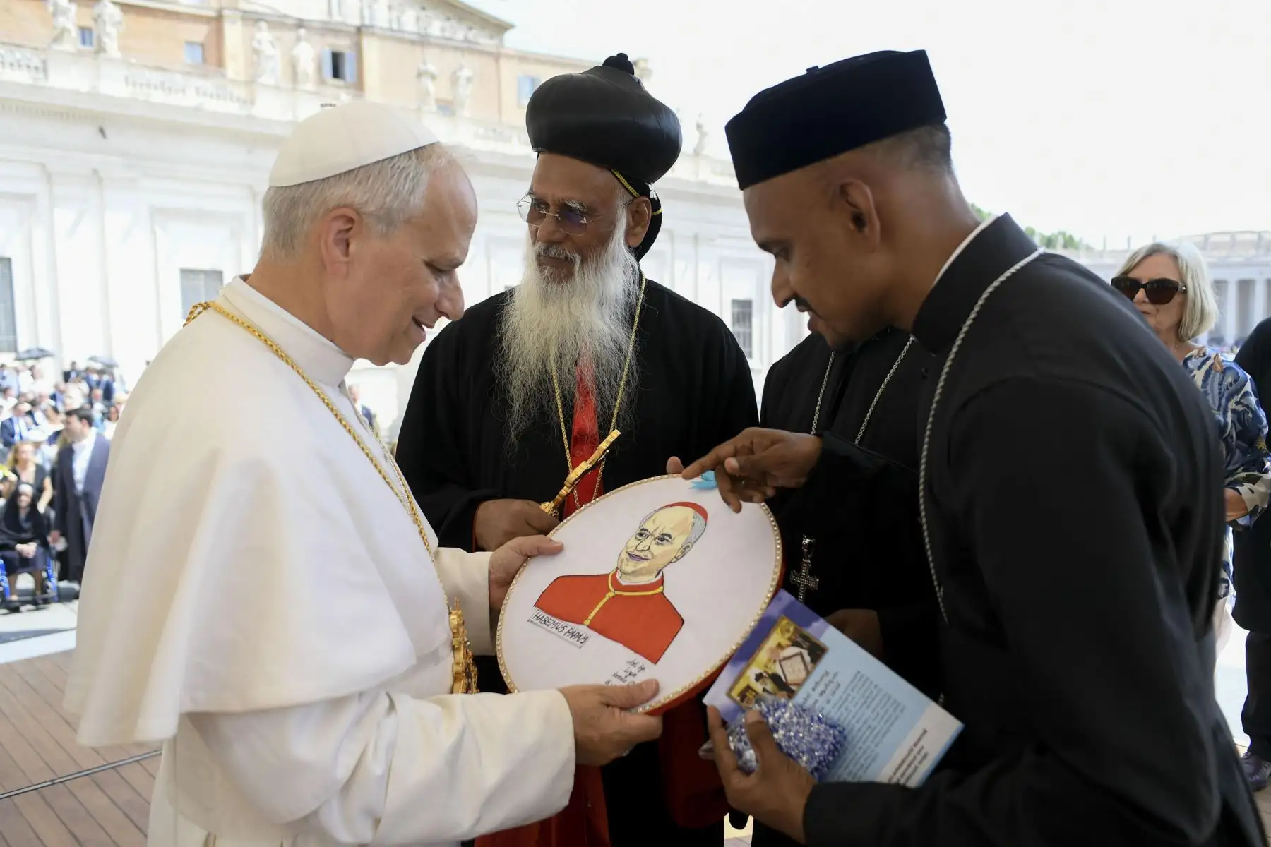 El Papa León XIV se reunió con diversas congregaciones de creyentes católicos durante la audiencia general semanal realizada en la Plaza de San Pedro, Ciudad del Vaticano, el 11 de junio de 2025. Foto: VATICAN MEDIA / EFE