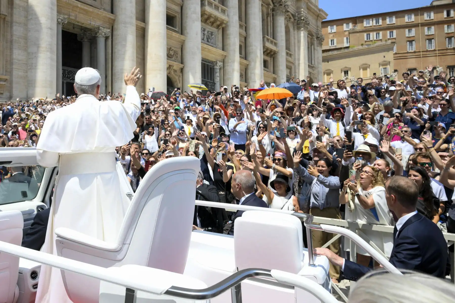 El Papa León XIV saluda desde el papamóvil a los fieles católicos y turistas que asistieron a la audiencia general semanal realizada en la Plaza de San Pedro, Ciudad del Vaticano, el 11 de junio de 2025. Foto: VATICAN MEDIA / EFE