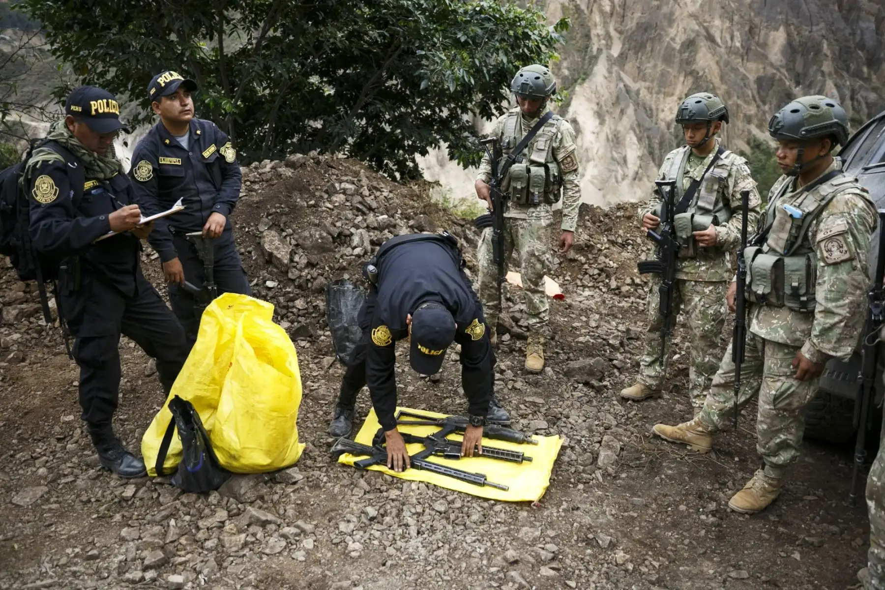 En la provincia de Pataz, región La Libertad, el Comando Unificado Pataz, integrado por personal de las FF.AA. y la PNP, ejecutó la operación “Holocausto II”, logrando la detención de 4 personas presuntamente vinculadas a la minería ilegal, así como la incautación de arsenal de guerra. Foto: Mindef