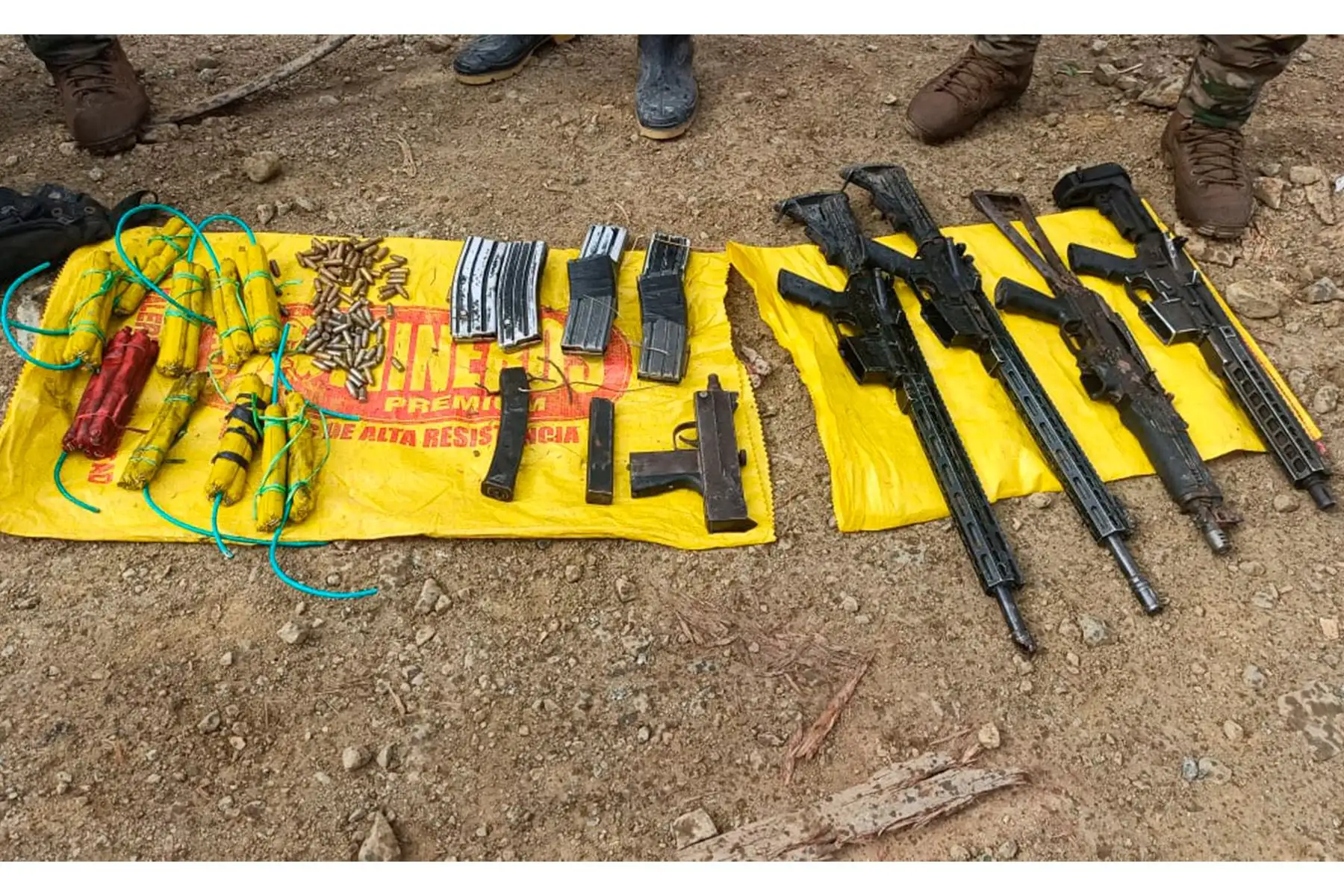 En la provincia de Pataz, región La Libertad, el Comando Unificado Pataz, integrado por personal de las FF.AA. y la PNP, ejecutó la operación “Holocausto II”, logrando la detención de 4 personas presuntamente vinculadas a la minería ilegal, así como la incautación de arsenal de guerra. Foto: Mindef