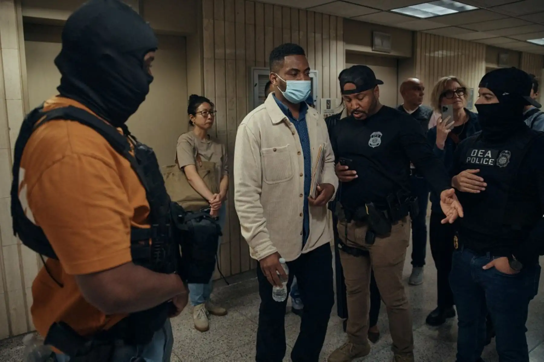 Agentes federales detienen a una persona tras una audiencia de inmigración en el Edificio Federal Jacob K. Javits el 11 de junio de 2025 en la ciudad de Nueva York, EE.UU. Los arrestos se realizaron durante los registros obligatorios, mientras el ICE intensifica sus medidas de control tras las audiencias en los tribunales de inmigración. Foto: Getty Images / AFP