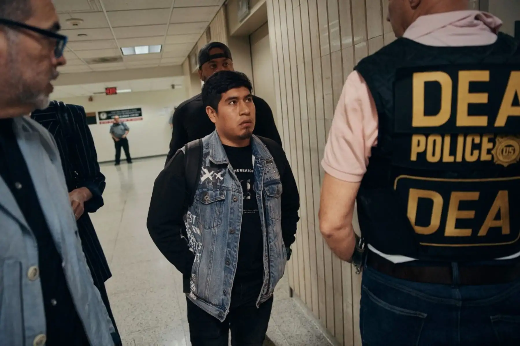 Agentes federales detienen a una persona tras una audiencia de inmigración en el Edificio Federal Jacob K. Javits el 11 de junio de 2025 en la ciudad de Nueva York, EE.UU. Los arrestos se realizaron durante los registros obligatorios, mientras el ICE intensifica sus medidas de control tras las audiencias en los tribunales de inmigración. Foto: Getty Images / AFP