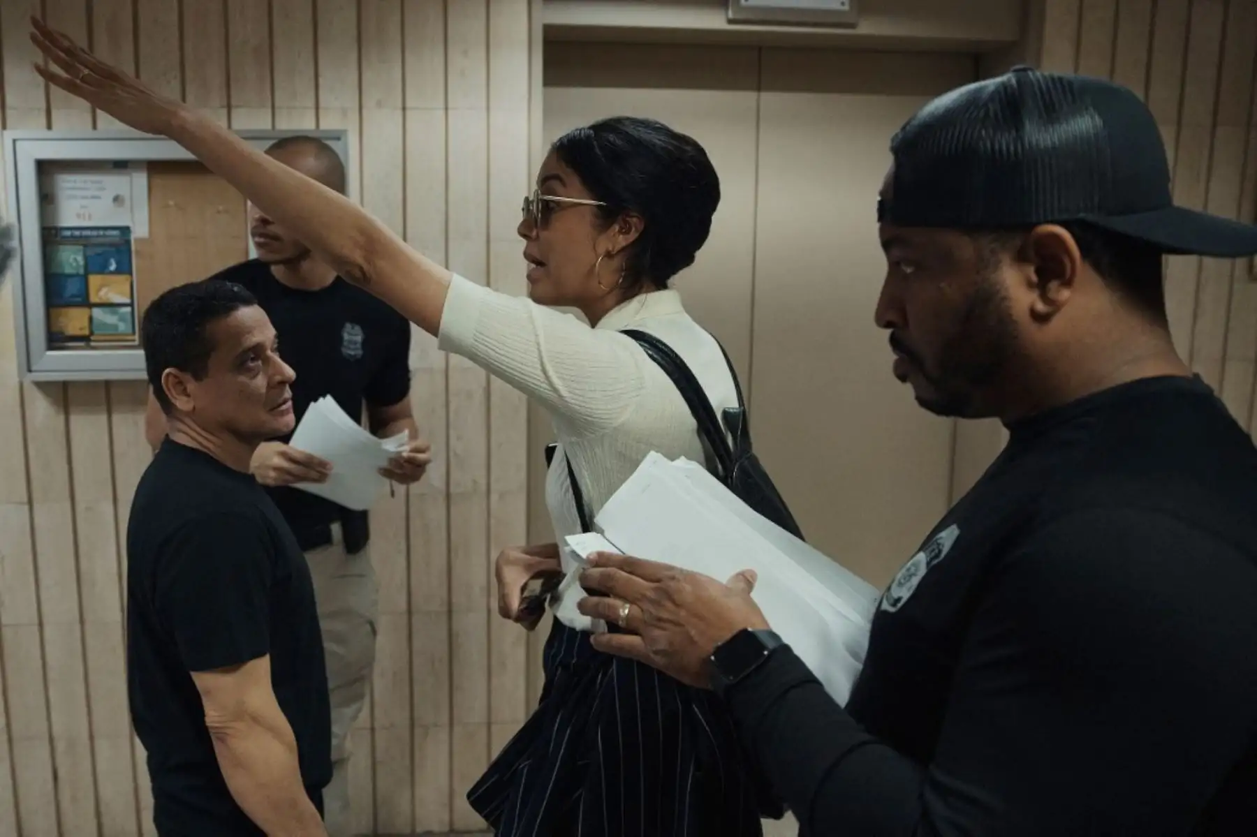 Agentes federales se acercan y detienen a una persona, mientras un observador intenta ayudarlo tras su audiencia de inmigración en el Edificio Federal Jacob K. Javits el 11 de junio de 2025 en la ciudad de Nueva York, EE.UU. Foto: Getty Images / AFP