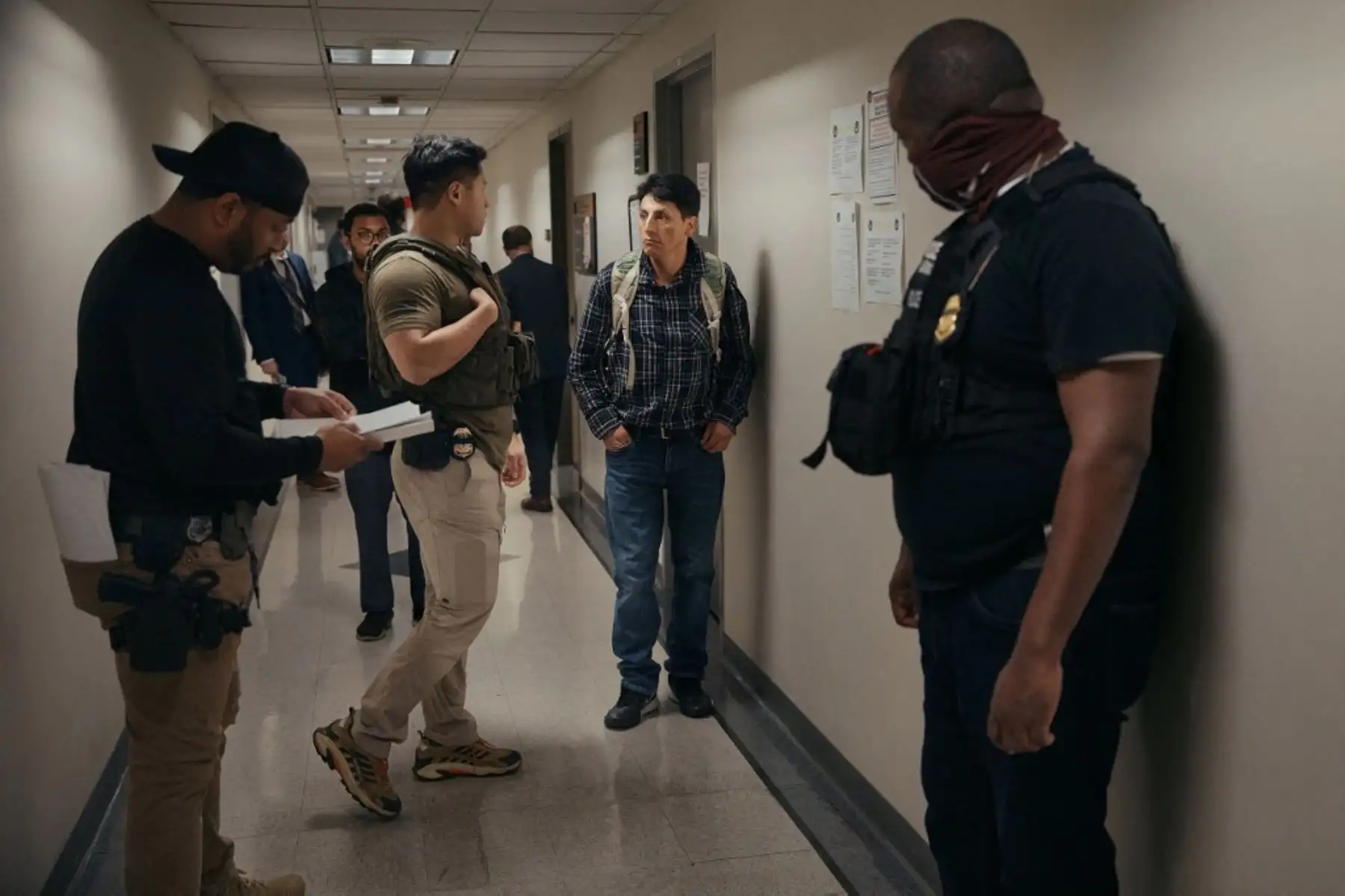 Agentes federales le piden su identificación a una persona tras su audiencia de inmigración en el Edificio Federal Jacob K. Javits el 11 de junio de 2025 en la ciudad de Nueva York, EE.UU. Los agentes federales arrestan a inmigrantes durante los registros obligatorios. Foto: Getty Images / AFP