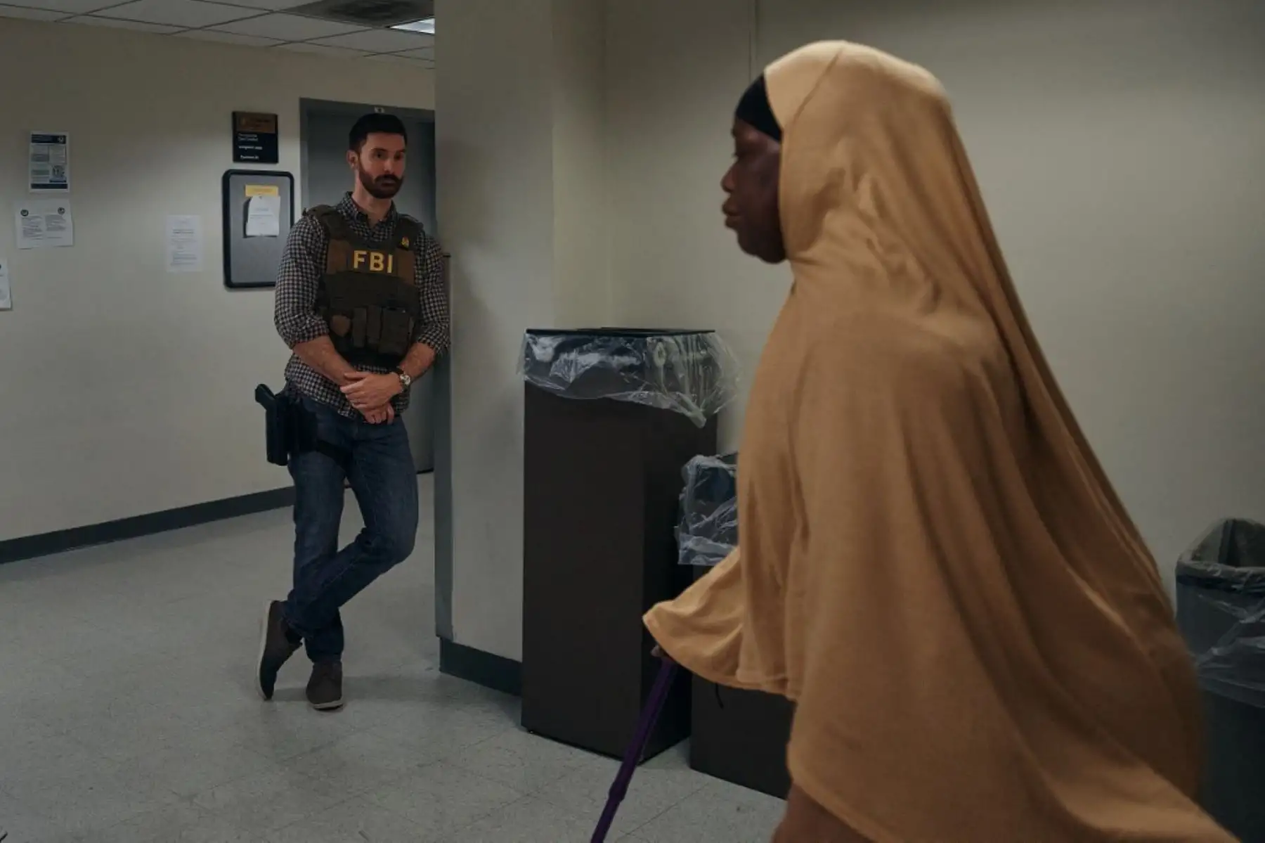 Un agente federal monta guardia mientras una mujer de ascendencia africana transita por el edificio federal Jacob K. Javits el 11 de junio de 2025 en la ciudad de Nueva York, EE.UU. Agentes federales arrestan a inmigrantes durante los registros obligatorios. Foto: Getty Images / AFP