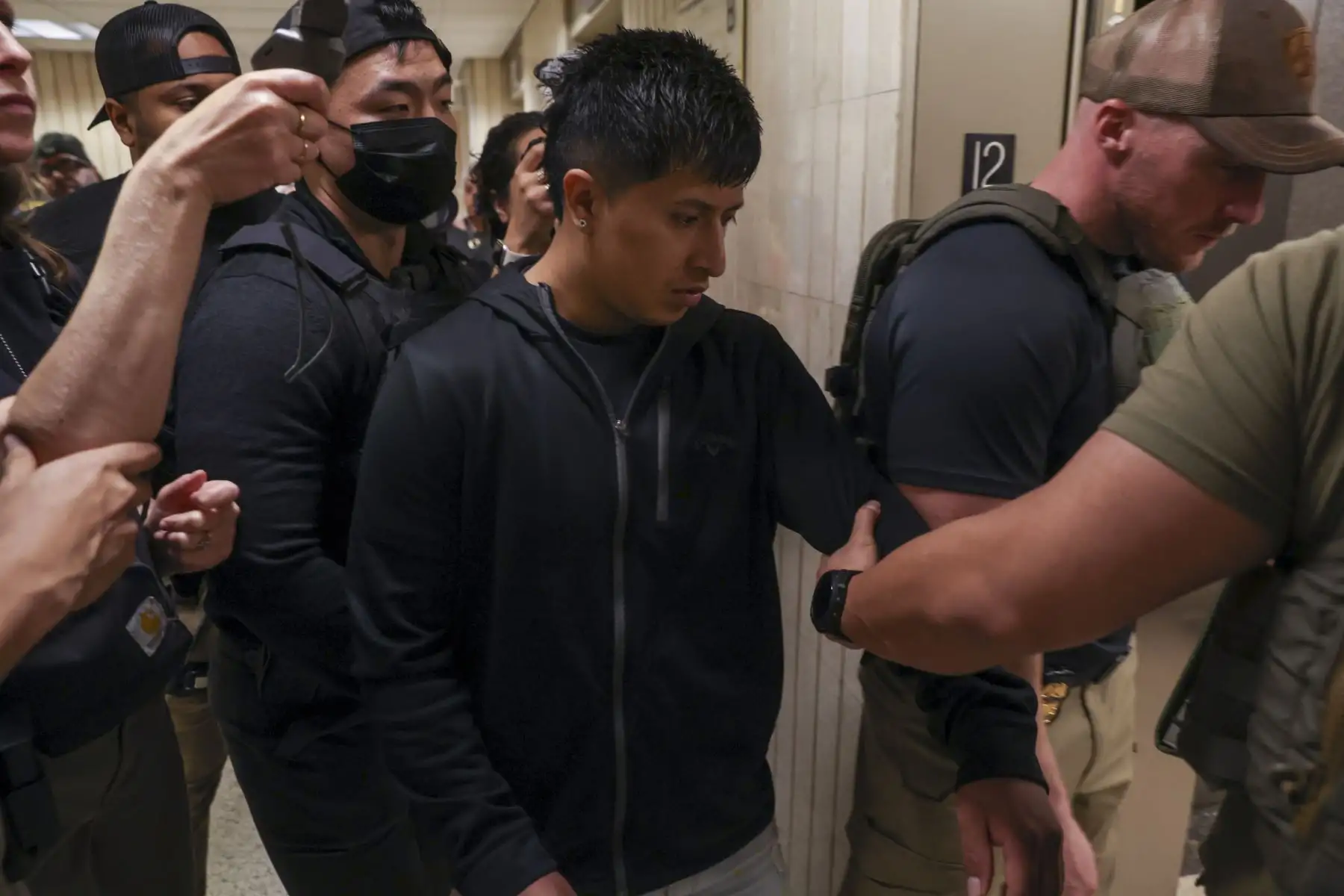 Agentes federales detienen a una persona después de que asistiera a una audiencia en la corte de inmigración en el Edificio Federal Jacob K. Javits en Nueva York, EE.UU., el 11 de junio de 2025. El ICE ha aumentado su aplicación de medidas de seguridad tras los registros obligatorios en las audiencias. Foto: EFE