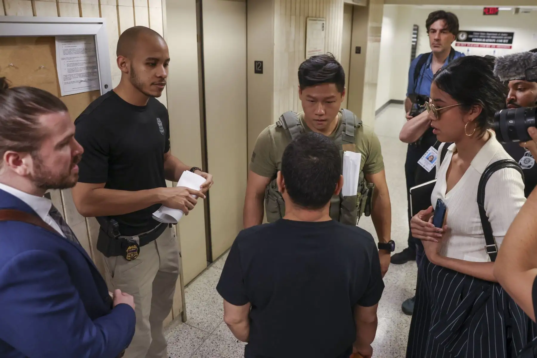 Agentes federales detienen a una persona después de que asistiera a una audiencia en la corte de inmigración en el Edificio Federal Jacob K. Javits en Nueva York, EE.UU., el 11 de junio de 2025. El ICE ha aumentado su aplicación de medidas de seguridad tras los registros obligatorios en las audiencias. Foto: EFE