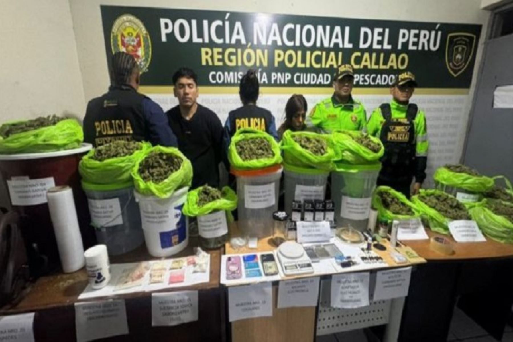 En cumplimiento a las disposiciones del ministro del Interior, Carlos Malaver, se llevó a cabo 3323 operativos en todo el país, lo que facilitó la captura en flagrancia de 958 delincuentes y la desarticulación de 49 bandas criminales.
