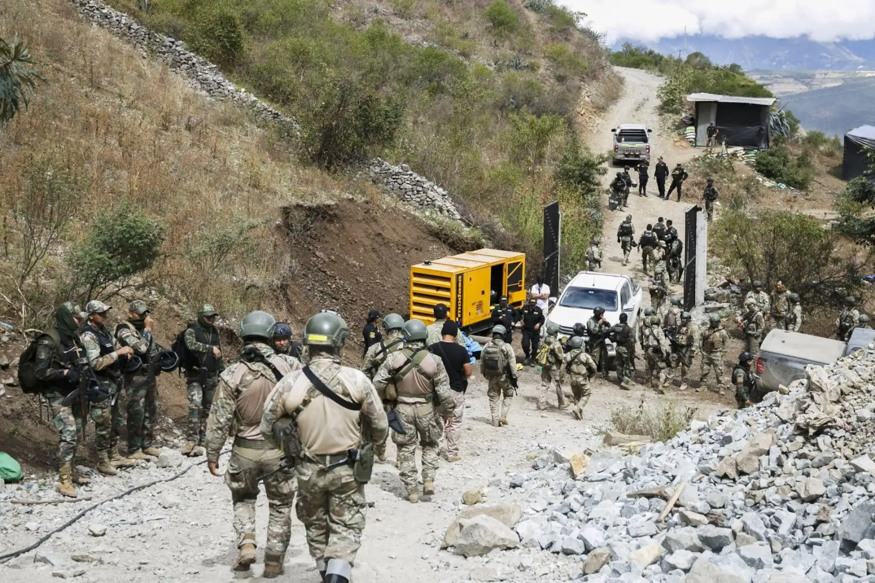 En la provincia de Pataz, región La Libertad, el Comando Unificado Pataz, integrado por personal de las FF.AA. y la PNP, ejecutó la operación “Holocausto II”, logrando la detención de 4 personas presuntamente vinculadas a la minería ilegal, así como la incautación de arsenal de guerra. Foto: Mindef