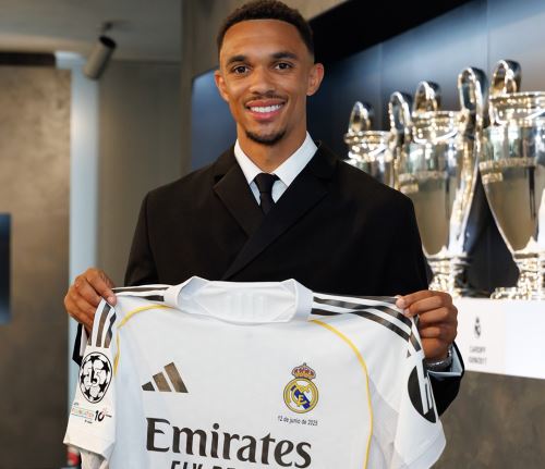 Alexander-Arnold fue presentado como flamante fichaje del Real Madrid