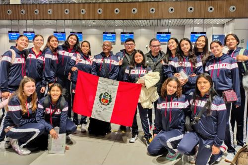 Selección peruana de vóley femenino U17 viaja rumbo a Brasil