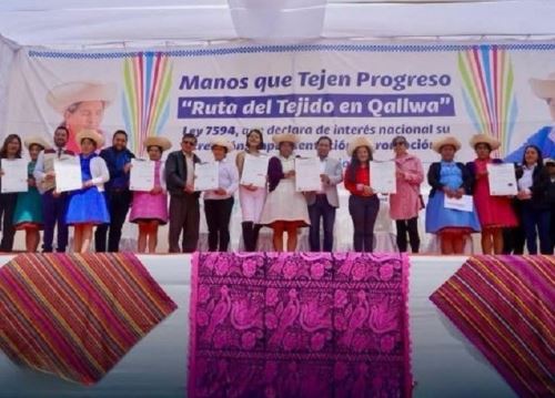 Indecopi entregó en Cajamarca el distintivo marcas colectivas a diez asociaciones de tejedoras tradicionales de la provincia de San Miguel.