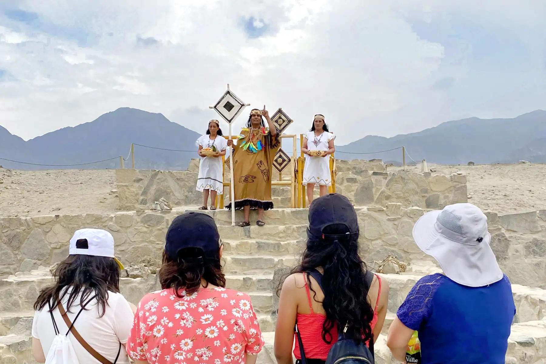 Recorre junto a arqueólogos y astrónomos la principal ciudad de la Civilización Caral, desarrollada hace cinco mil años en el valle de Supe, y conoce, de una manera única y diferente, la historia de desarrollo de este importante sitio arqueológico.  Foto: ANDINA/Difusión