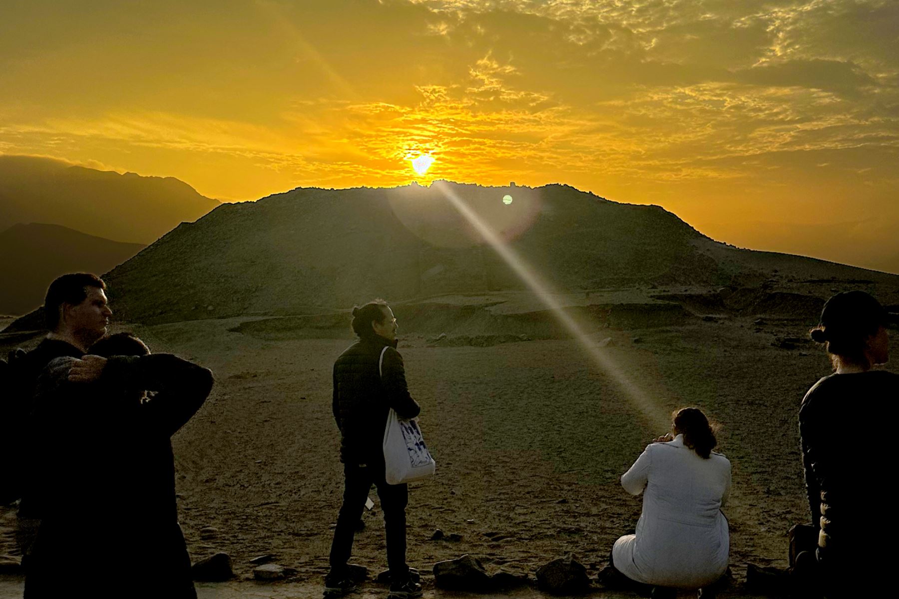 Al atardecer, presencia la caída del sol sobre una de las pirámides, de manera alineada con su escalera central. Foto: ANDINA/Difusión