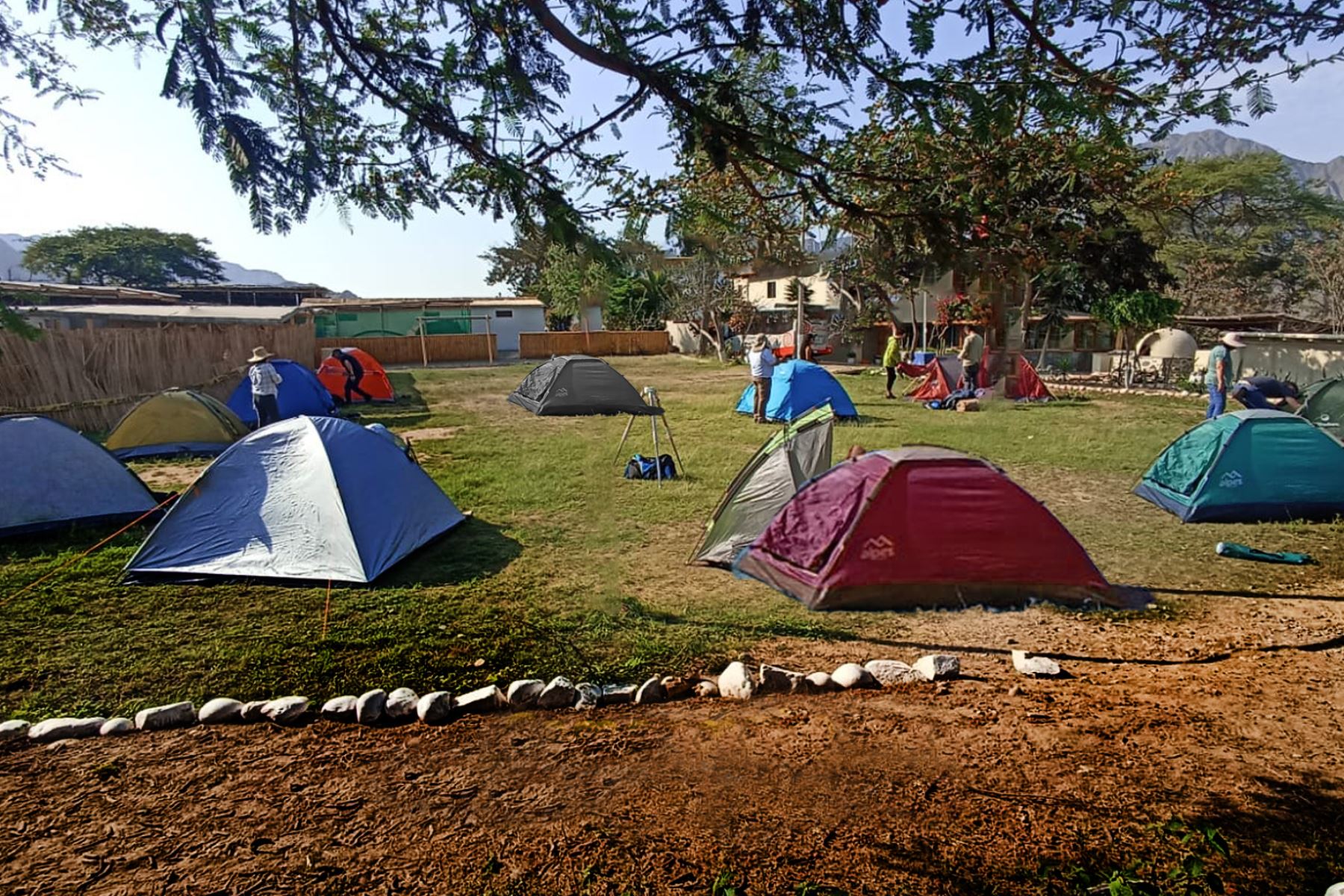 Luego de acampar y de ver el amanecer en la Ciudad Sagrada de Cara-Supe, la aventura continúa en el centro urbano Áspero, importante asentamiento pesquero donde se halló a la Dama de los Cuatro Tupus, a un varón de élite, y el último hallazgo, difundido este año, el entierro de una niña con ofrendas de costa, sierra y selva, e indumentarias que demuestran su vínculo con la élite caralina.  Foto: ANDINA/Difusión