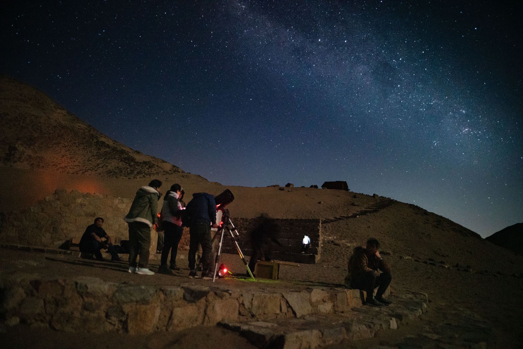 Podrás observar las estrellas más cercanas al planeta, identificar constelaciones, las Pléyades, y nuestro satélite natural, la Luna. Foto: ANDINA/Difusión